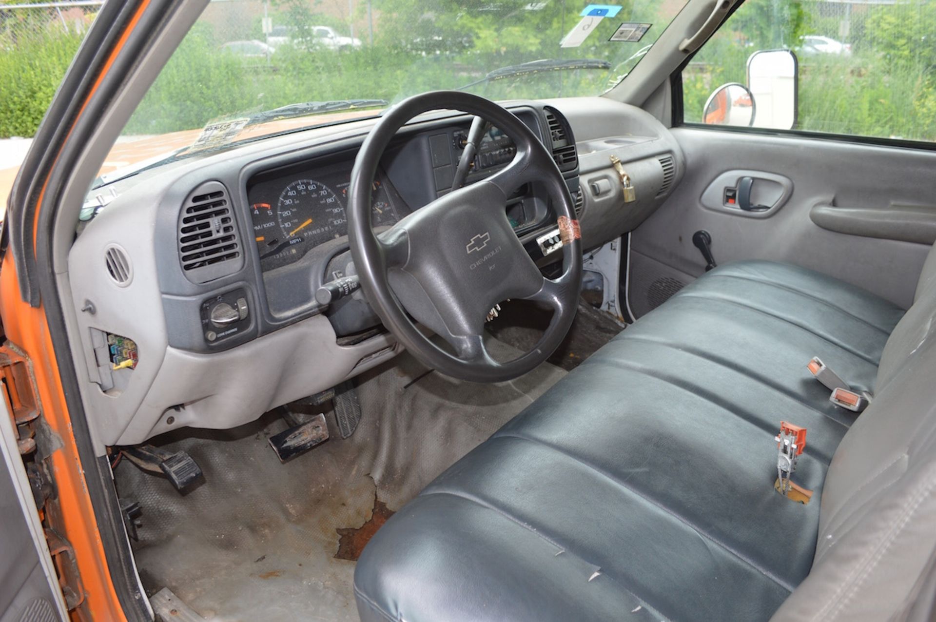 1994 CHEVROLET MODEL HD3500 CHEYENNE SINGLE AXLE MOVING VAN: VIN NO. 1GBKC34N4SJ101681; 132,322 - Image 4 of 5