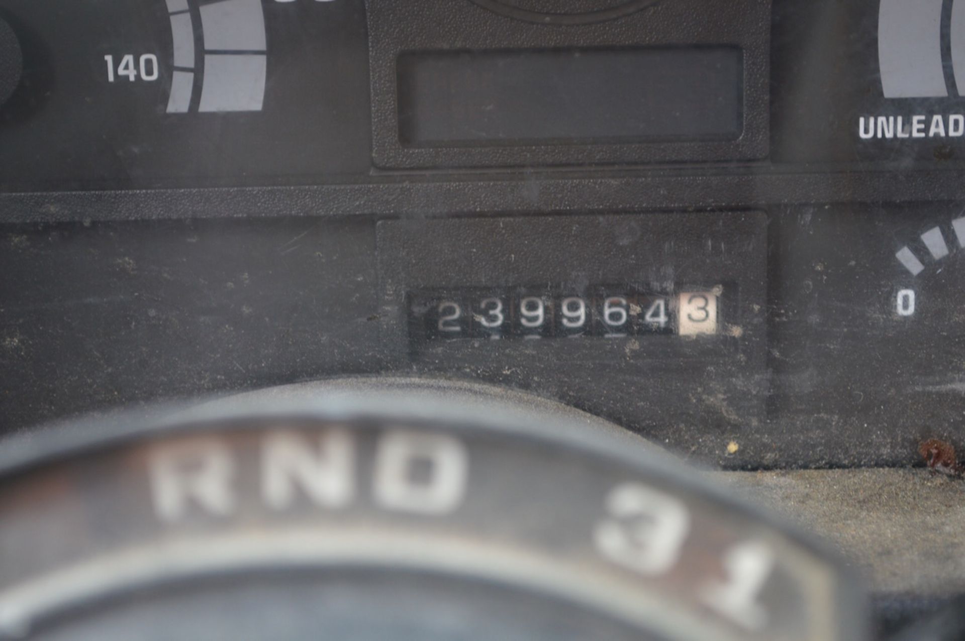 1993 GMC TOP KICK SINGLE AXLE GAS MOVING VAN: VIN NO. 1GDJ6H1P5PJ507814; 239,964 Miles; Automatic - Image 5 of 6