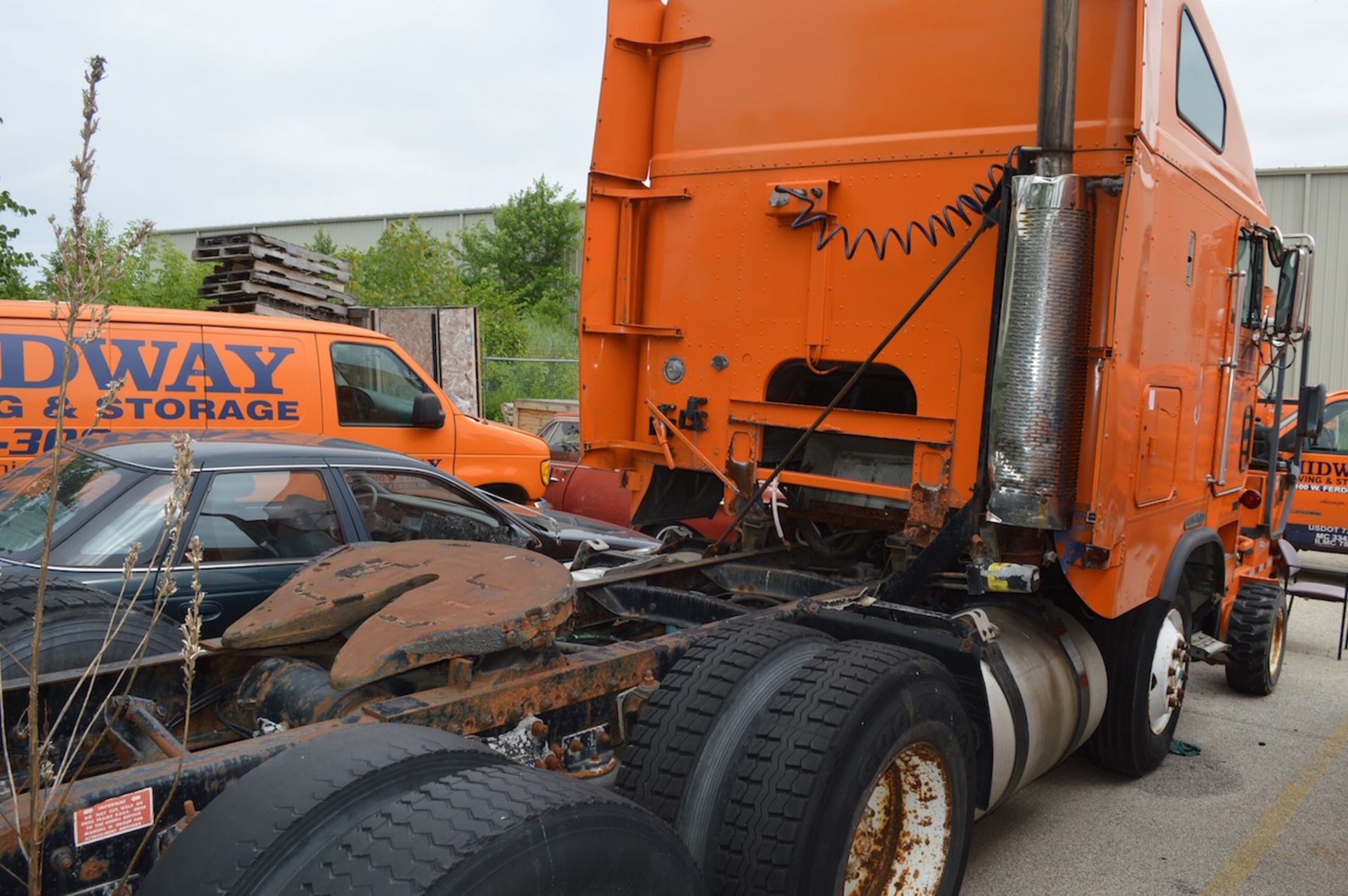 1990 FREIGHTLINER TANDEM AXLE TWIN SCREW DIESEL CAB OVER TRACTOR: VIN NO. 1FUYAZYB6MP504956; Detroit - Image 3 of 6