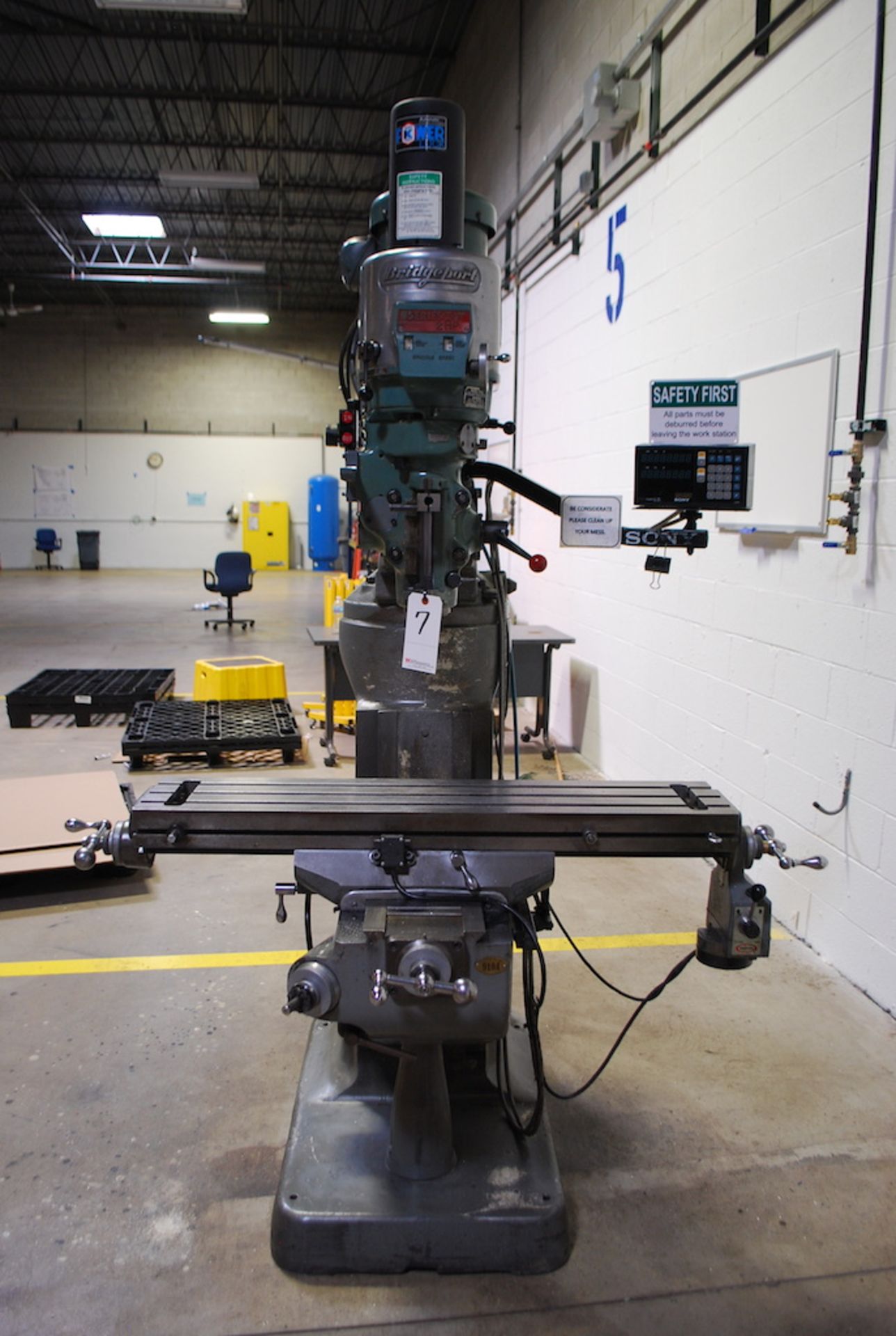 BRIDGEPORT 2 HP SERIES I KNEE TYPE VERTICAL MILLING MACHINE: S/N 12/BR186295; W/Kurt Power Lock - Image 2 of 8