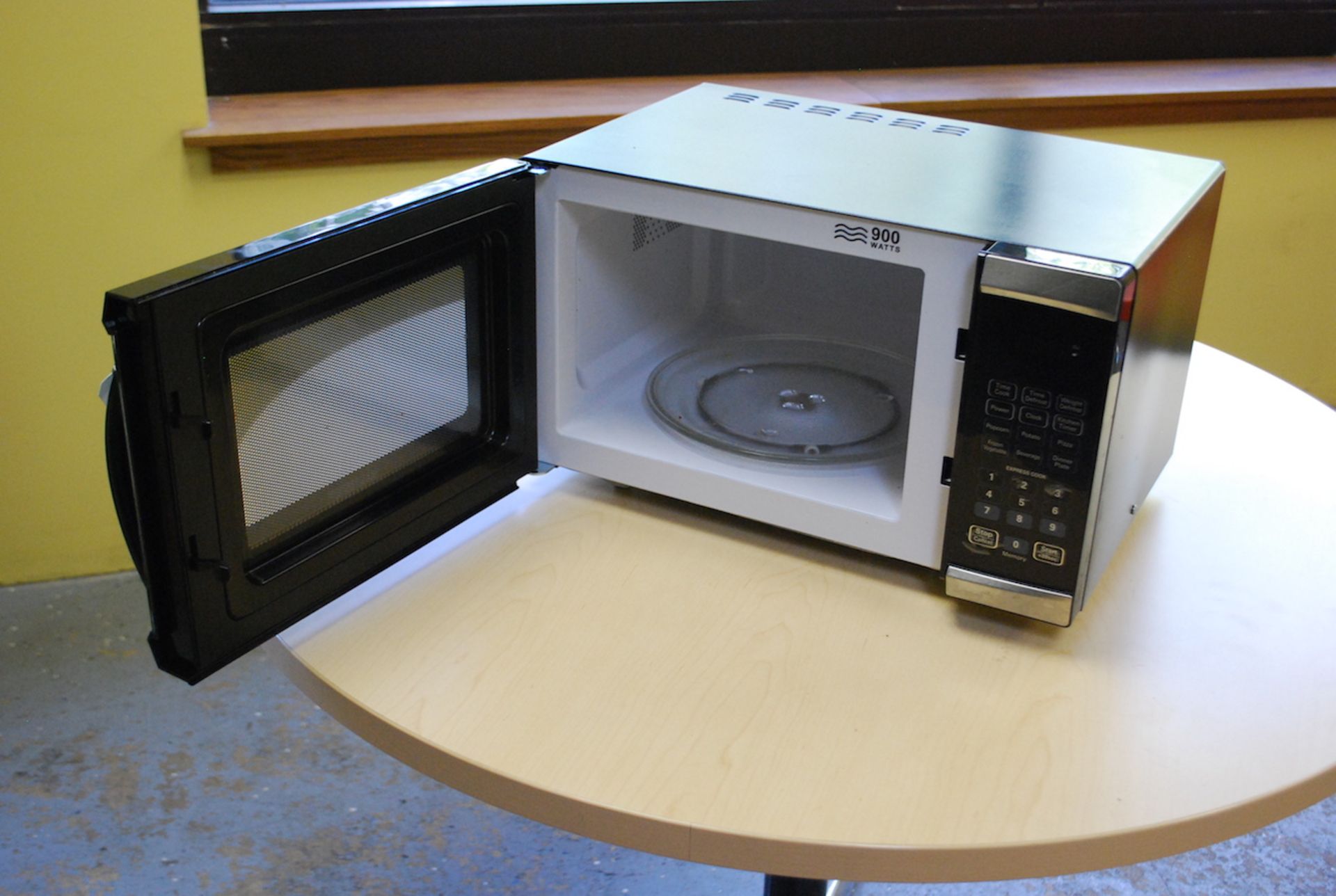 WEST BEND MODEL EM925AJW-P1 MICROWAVE OVEN - Image 2 of 2