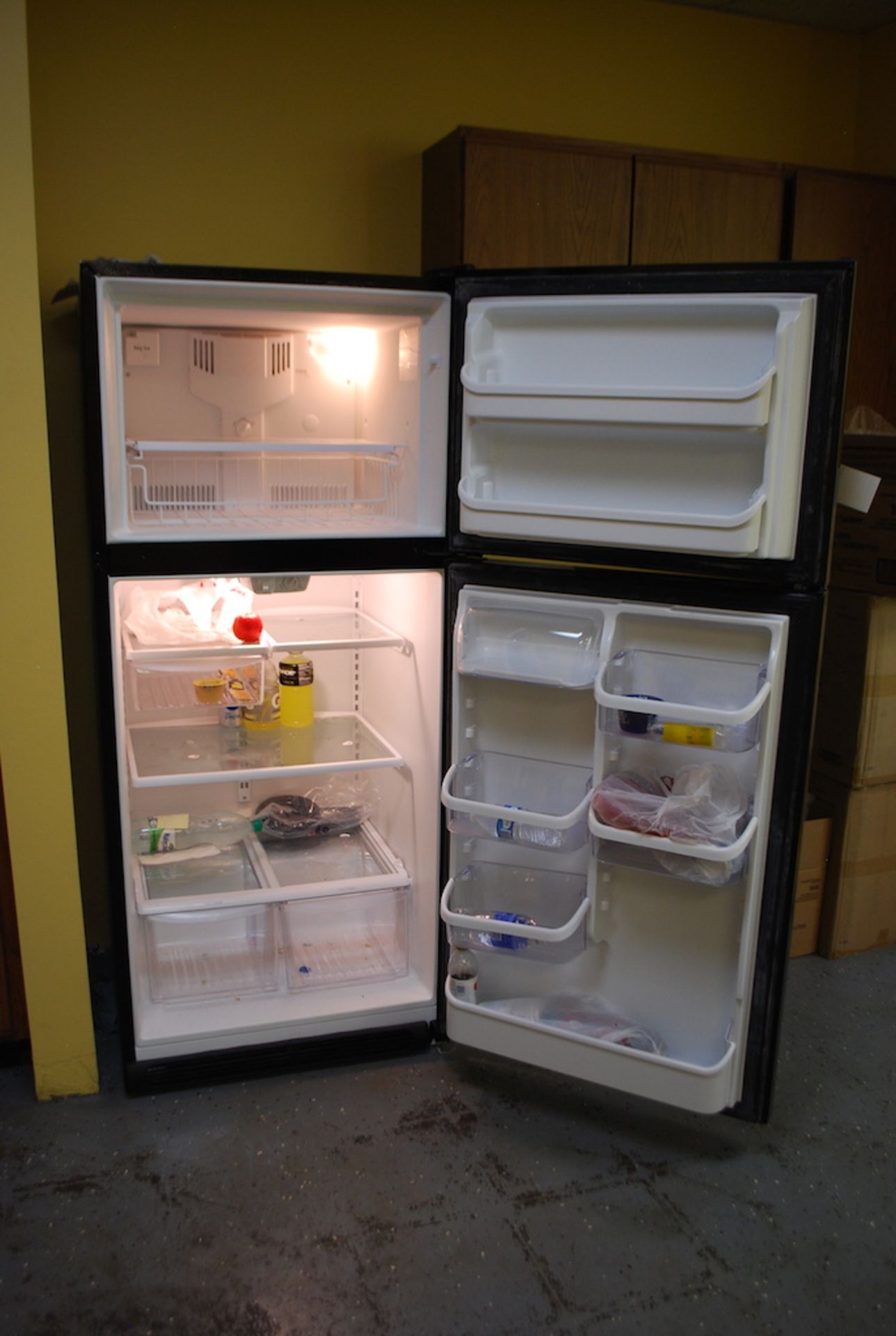 FRIGIDAIRE GALLERY MODEL LGHT2137LE7 REFRIGERATOR/FREEZER: S/N 4830214347 (2013); W/69"H; 29-5/8" - Image 2 of 2