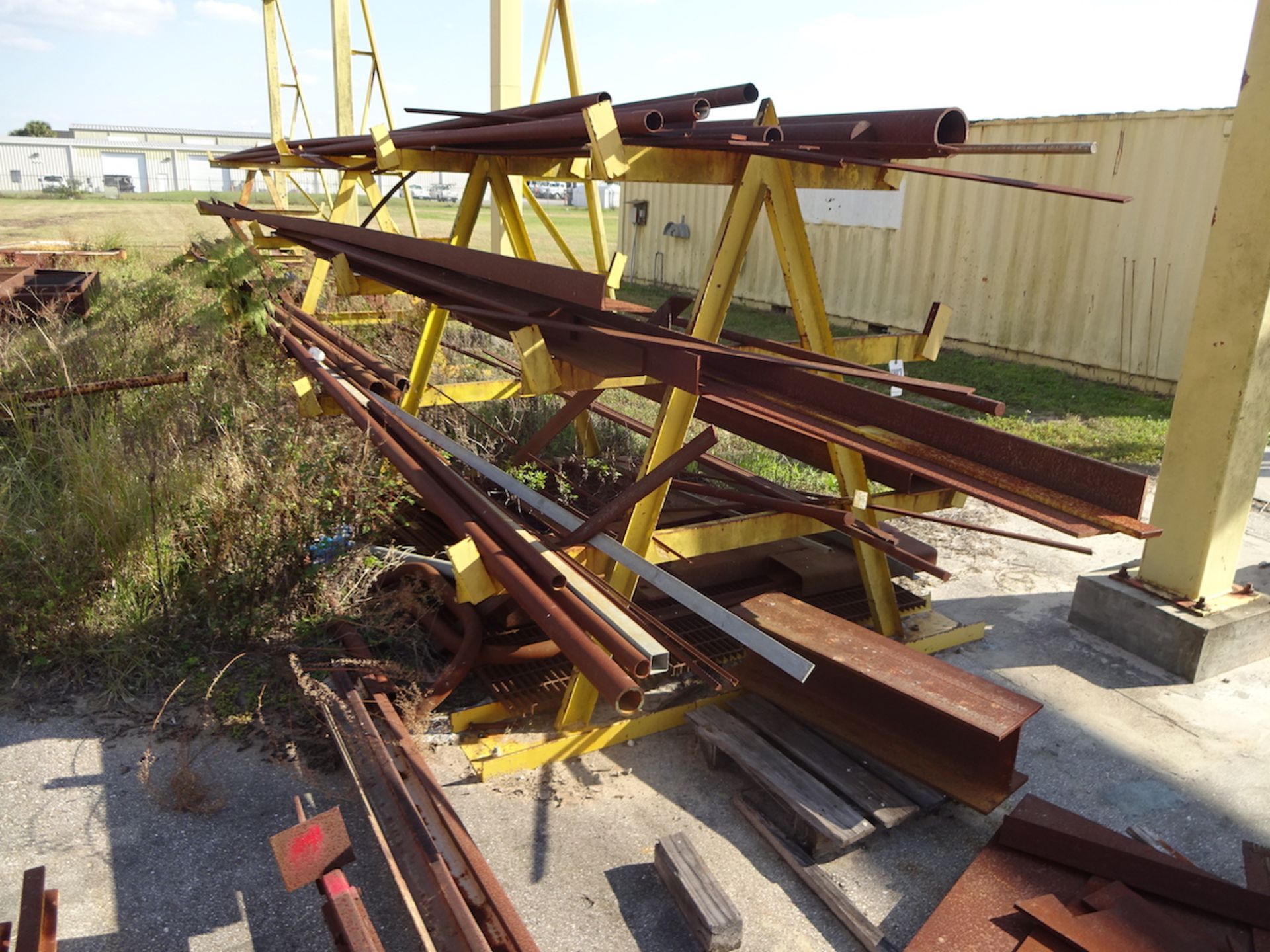 LOT: ASSORTED STEEL MATERIAL CANTILEVER RACK & ON THE FLOOR - Image 5 of 6