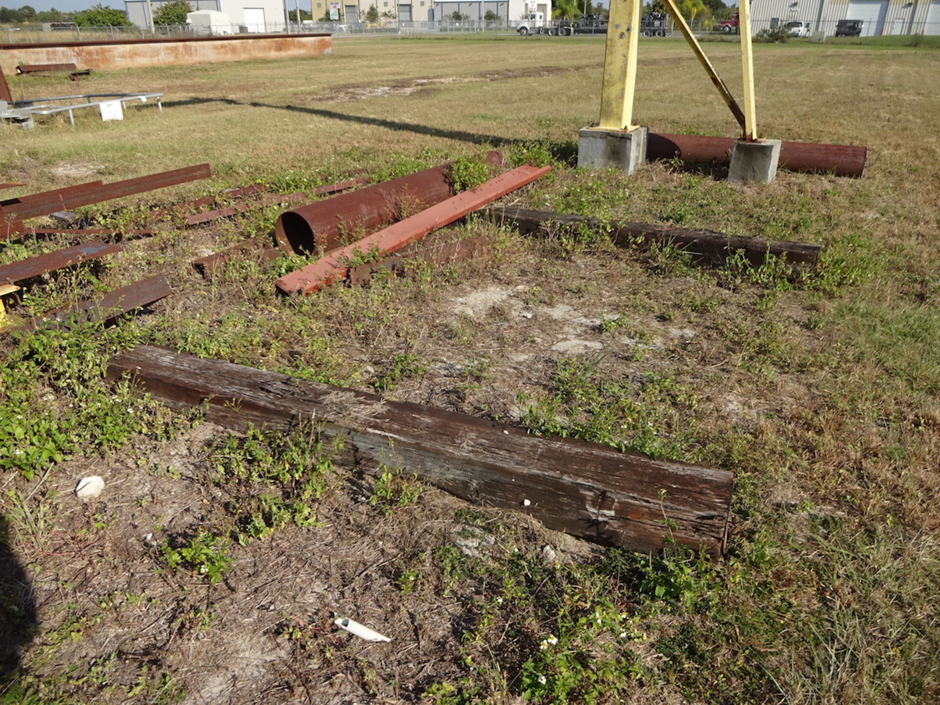 LOT: ASSORTED STEEL MATERIAL CANTILEVER RACK & ON THE FLOOR - Image 4 of 6