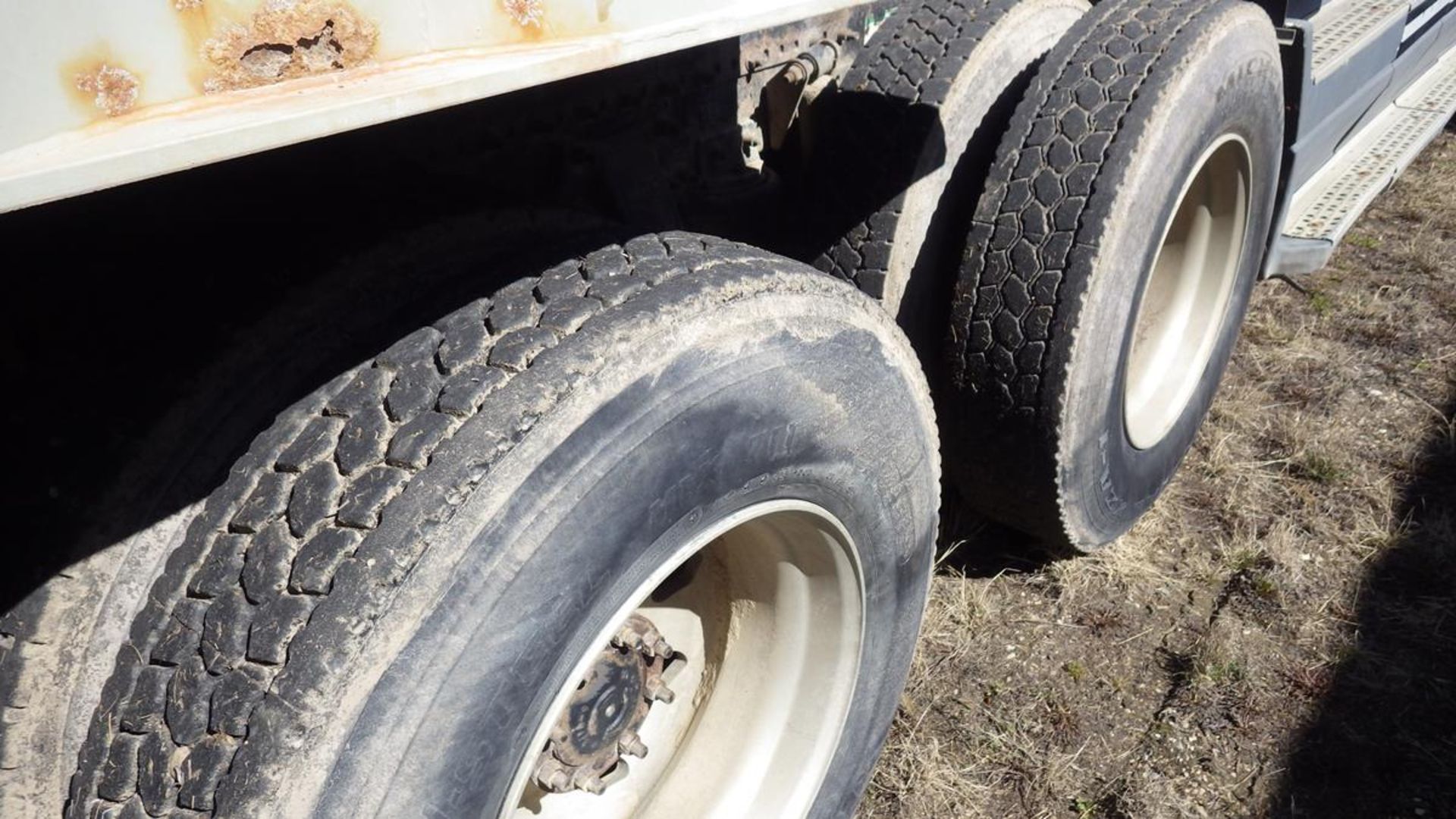 2004 Freightliner 10 spd Transmission, Cat engine, Vin# 1FUYDX4B34LB64371 Showing 305,607 Kms. Air - Image 8 of 27