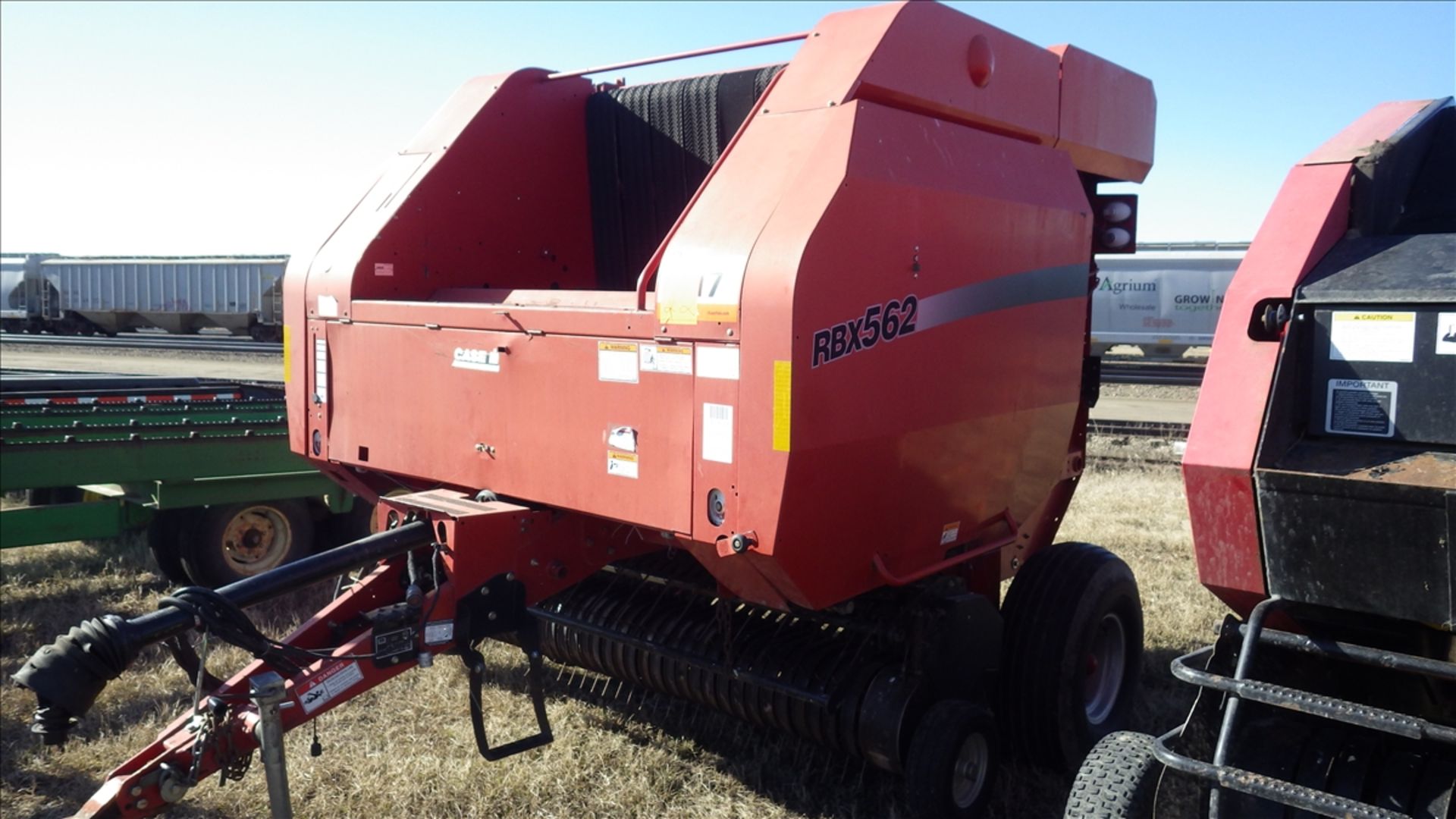 RBX 562 Case IH round Baler, twine wrap, Monitors included. Tire Size 14L - 15.1SL - Image 2 of 7