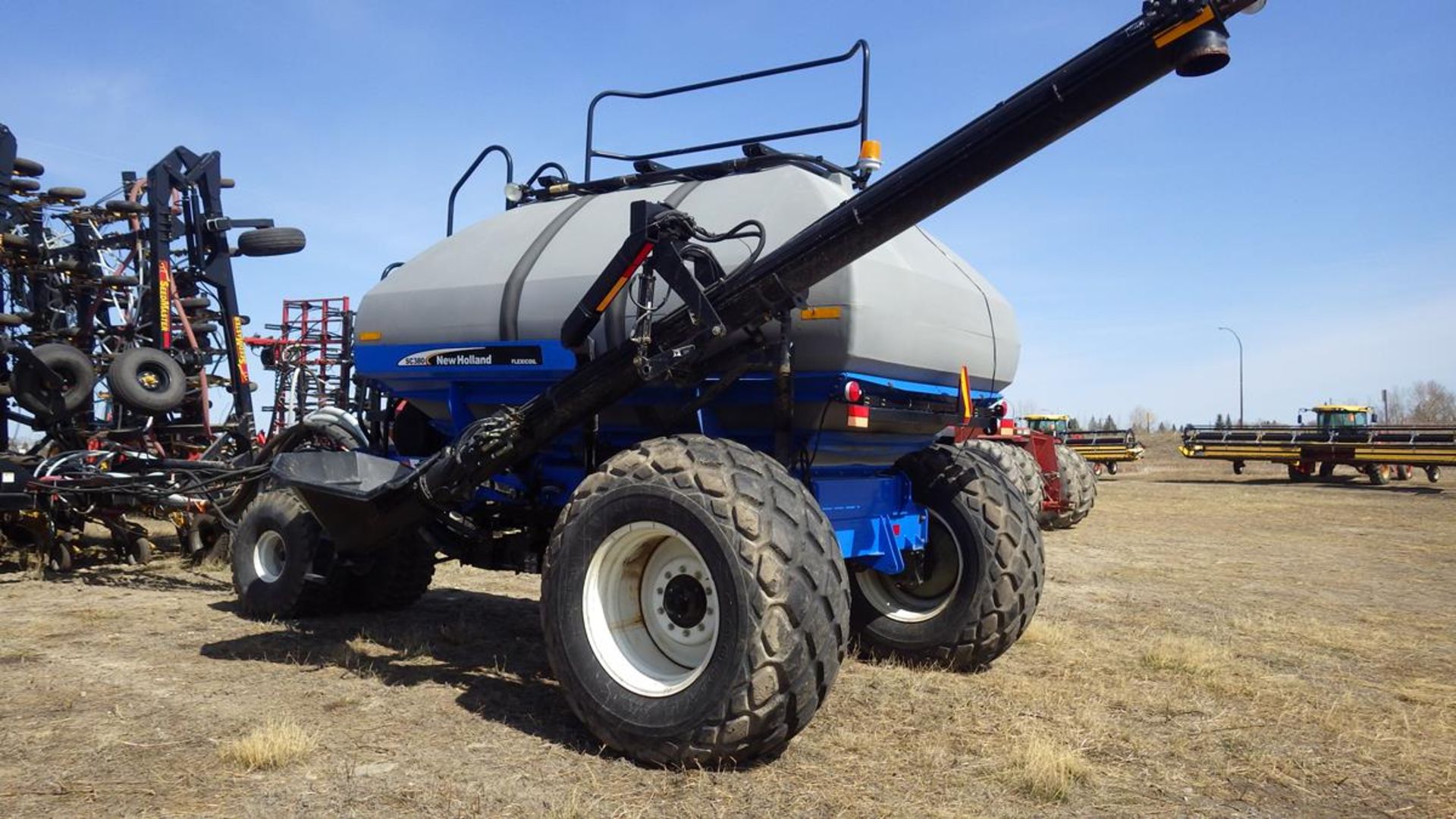 Monitor included! New Holland SC 380 Air Cart With auger Vin# NL011029 Tires front 22.5LX16.1 Rear - Image 10 of 12