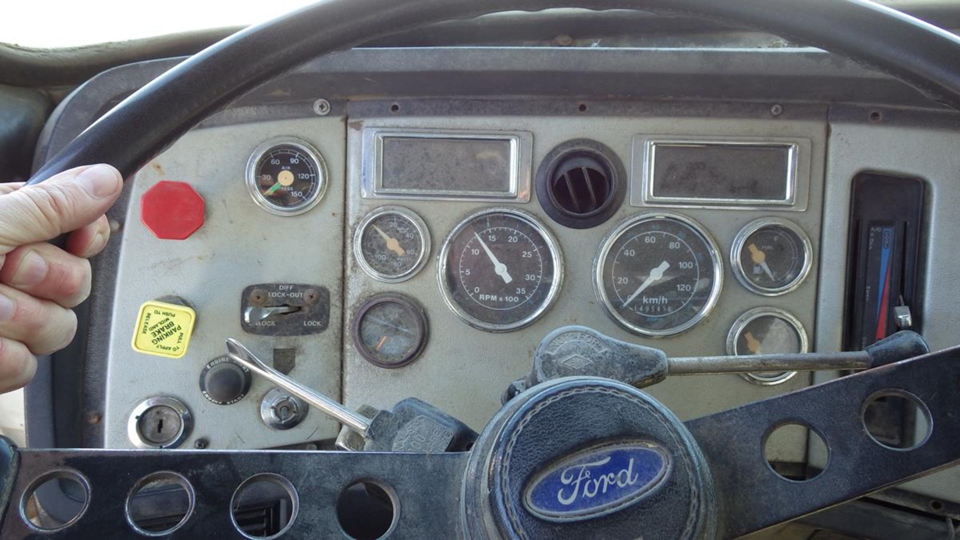 1990 Ford Diesel L9000 Cat Diesel engine tandem axle Grain Truck with approx 19ft x 8.6ft Box and - Image 13 of 20