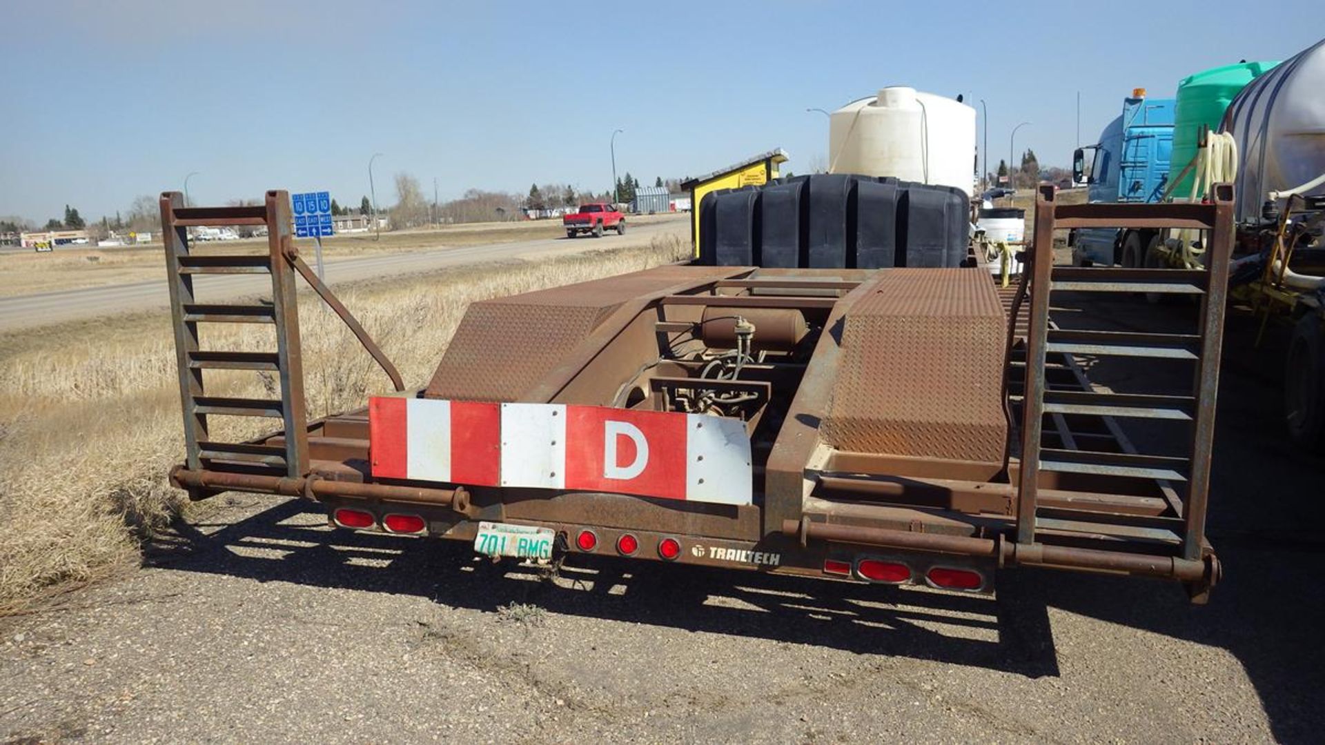 Drop deck tridem axle sprayer transport trailer with nurse station, With one 2400 Gal & and one 1400 - Image 9 of 18