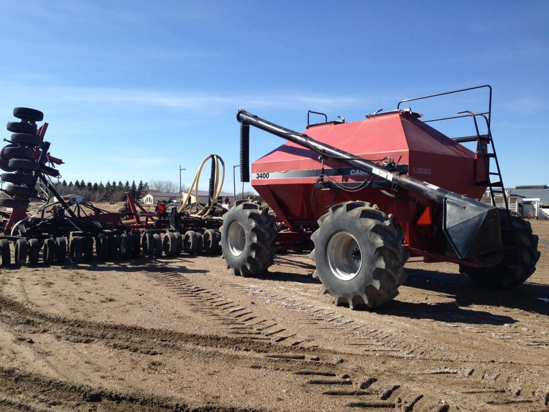 Case IH 3400 Air Cart with Approx 60ft Case IH air drill. Located at Hwy #15 & Wadena wadena turn - Image 2 of 3