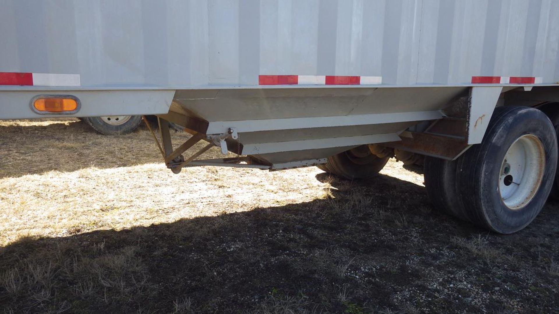 1995 Castleton Ind. Tridem axle grain trailer approx 45ft with roll top cover Vin# 2C9B3S3D9SS133127 - Image 3 of 9