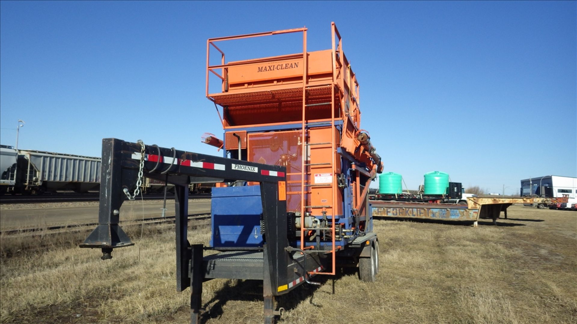 Phoenix Maxi - Clean self contained Grain cleaner with dual augers and 860 engine hours Vin# GC4A016 - Image 2 of 14