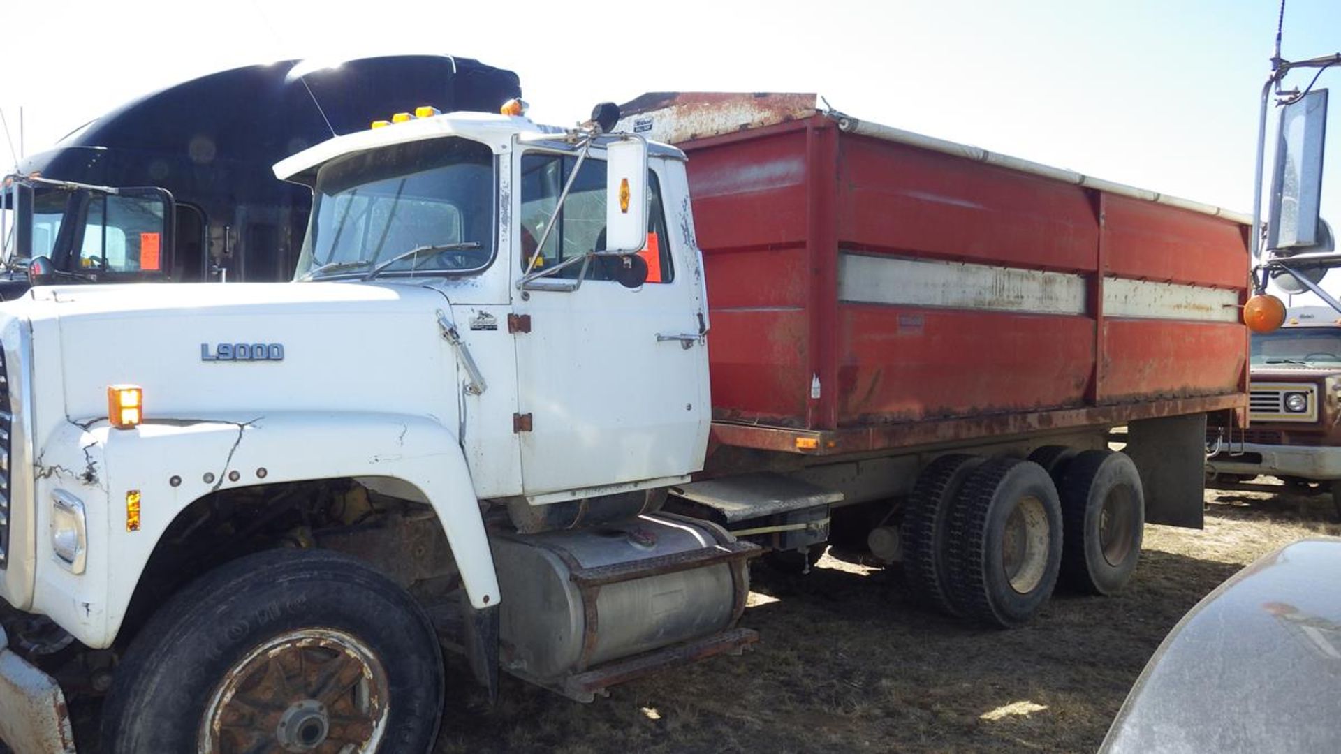 1990 Ford Diesel L9000 Cat Diesel engine tandem axle Grain Truck with approx 19ft x 8.6ft Box and - Image 2 of 20