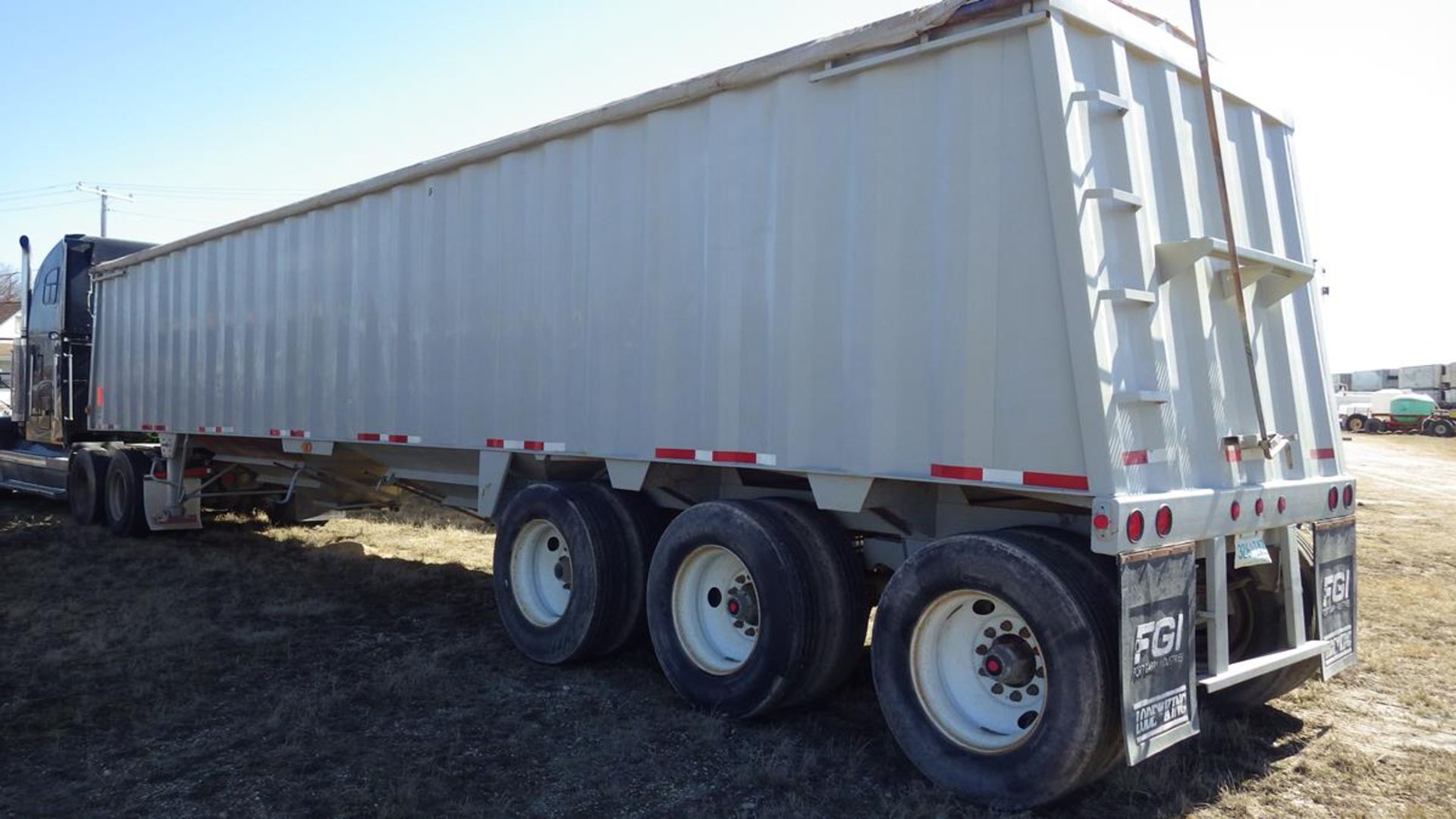 1995 Castleton Ind. Tridem axle grain trailer approx 45ft with roll top cover Vin# 2C9B3S3D9SS133127 - Image 5 of 9