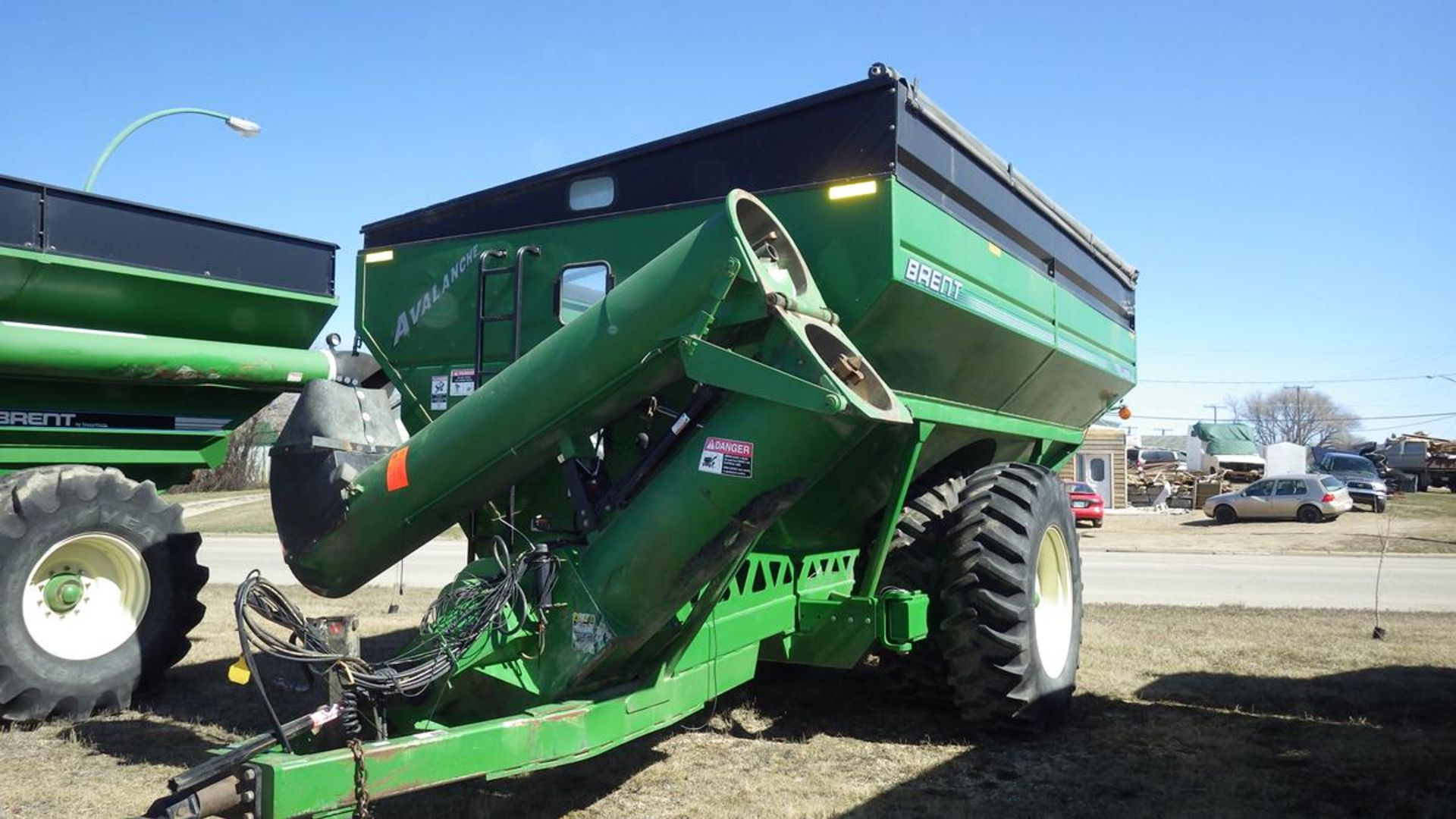 Brent Avalanche grain cart with roll top cover, walking tandem axle and approx 19 inch discharge - Image 6 of 6