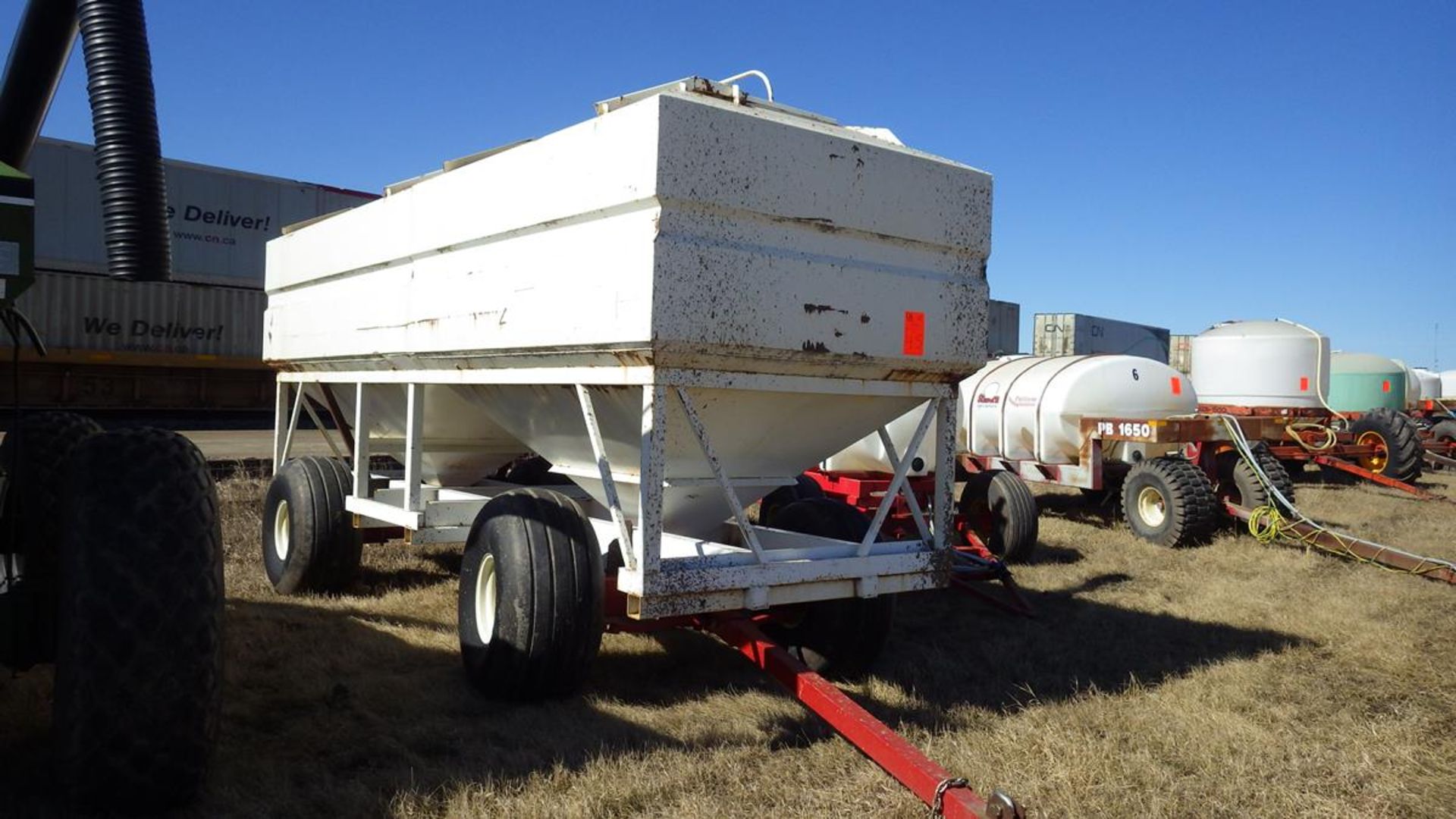 Double compartment grain tank on wagon chassis - Image 4 of 4