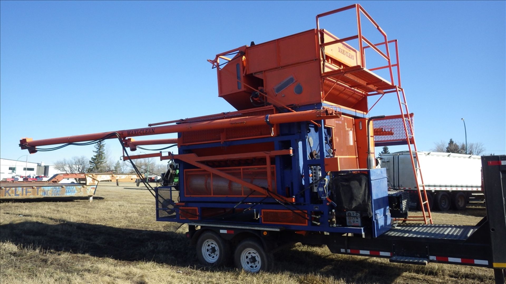 Phoenix Maxi - Clean self contained Grain cleaner with dual augers and 860 engine hours Vin# GC4A016 - Image 9 of 14