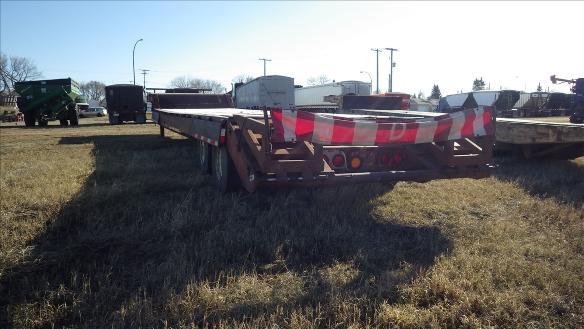 Beaver tail drop deck equipment trailer with flip up side deck extensions and rear flip down - Image 6 of 8