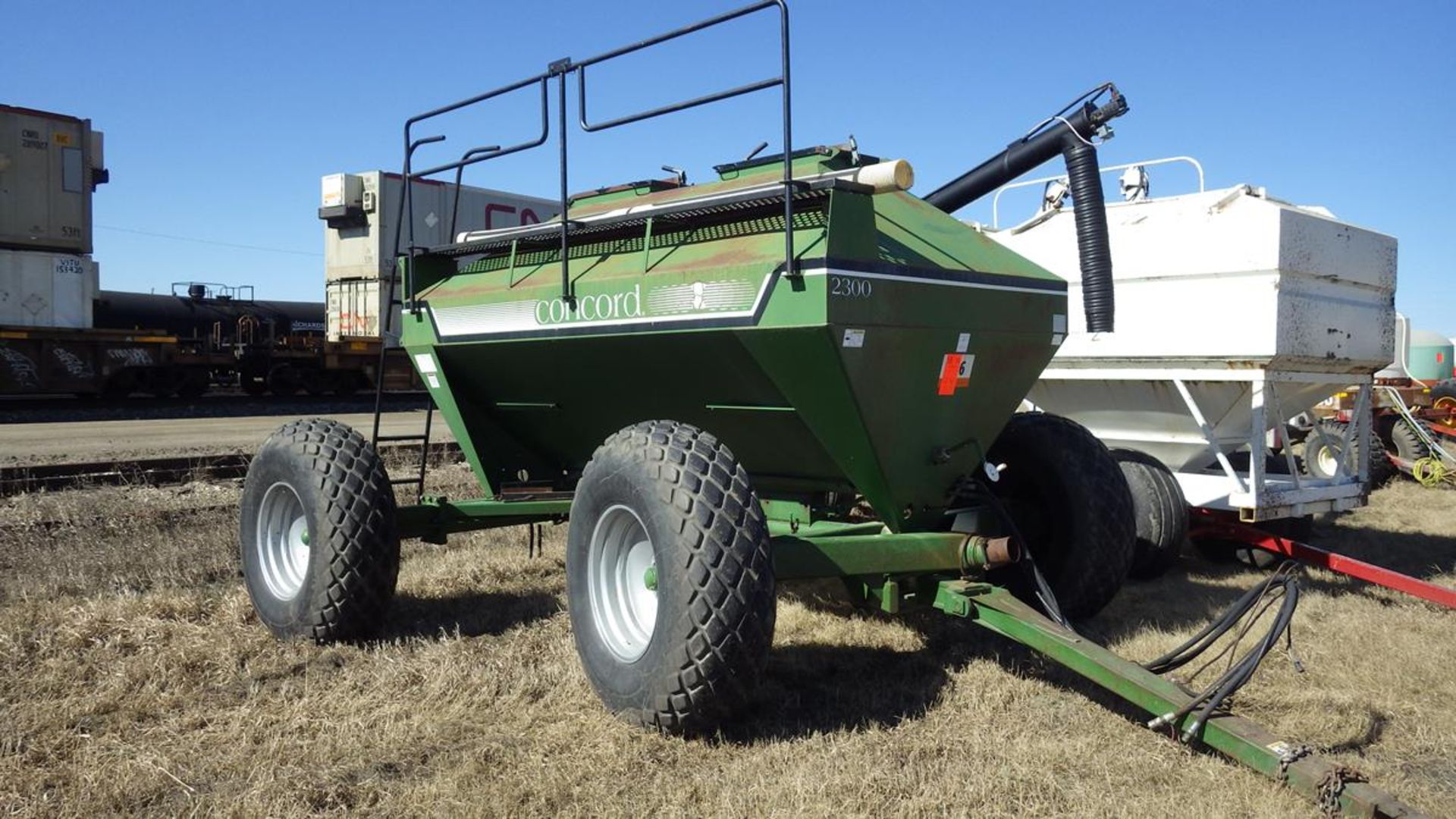 Concord 2300 grain cart with fill auger tire size 18.4 x 26 - Image 7 of 7