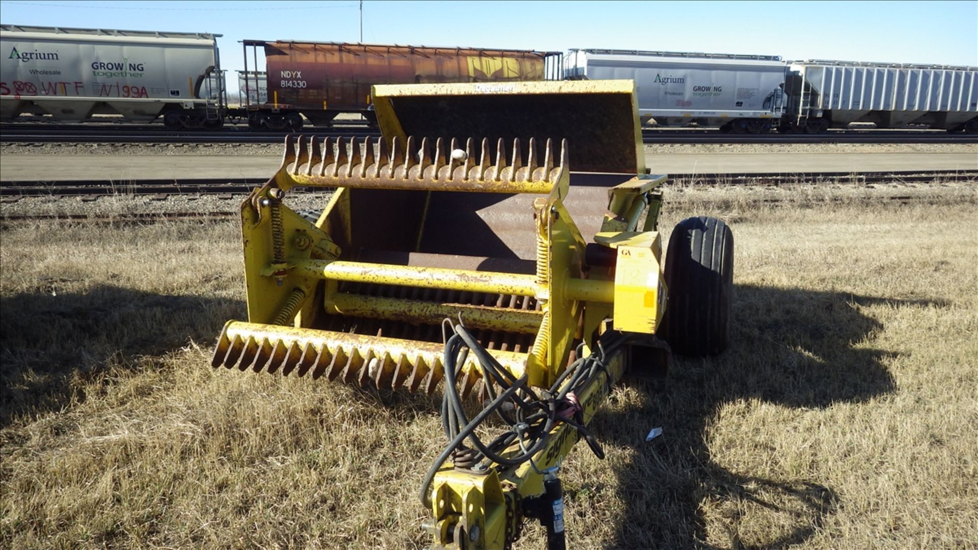 Degelman Siognature 805 Rock picker approx 6' width, hydraulic, tires Goodyear 16.5L - 16.1SL