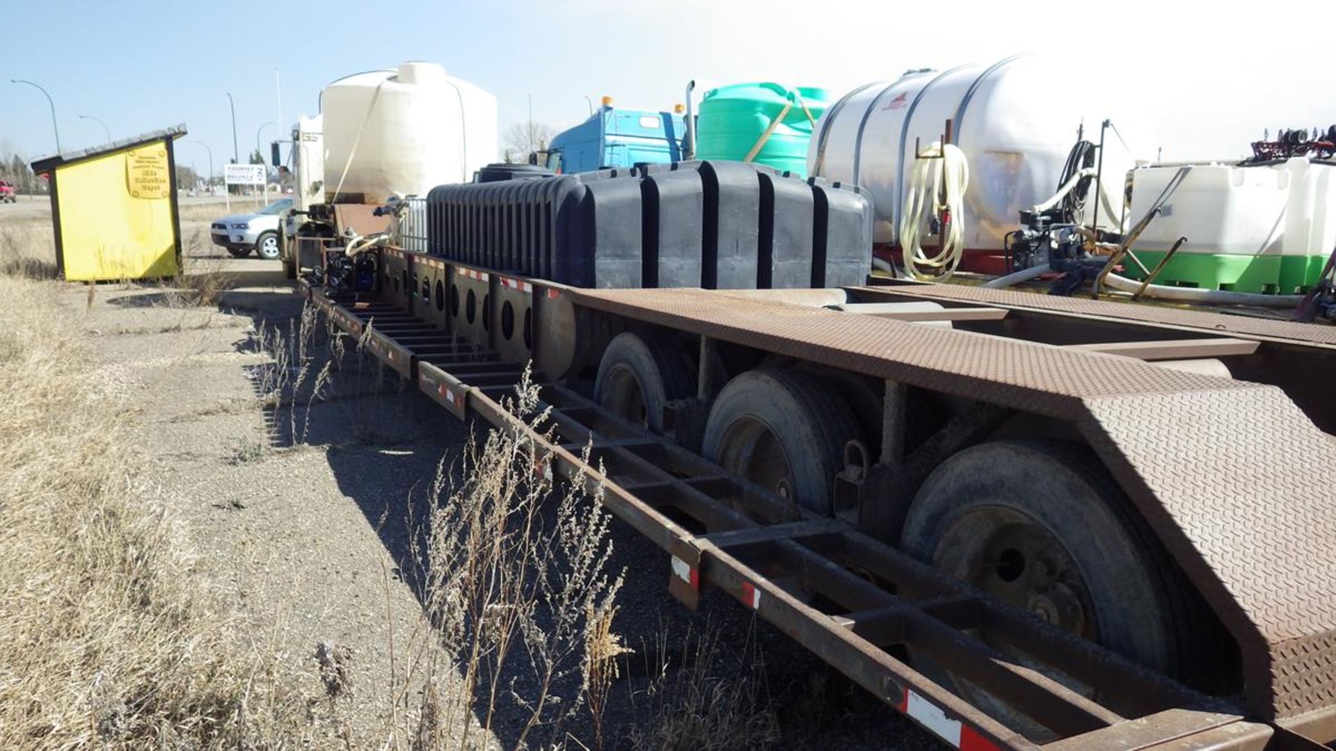 Drop deck tridem axle sprayer transport trailer with nurse station, With one 2400 Gal & and one 1400 - Image 10 of 18