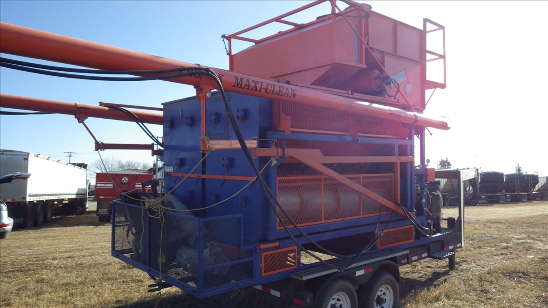 Phoenix Maxi - Clean self contained Grain cleaner with dual augers and 860 engine hours Vin# GC4A016 - Image 10 of 14