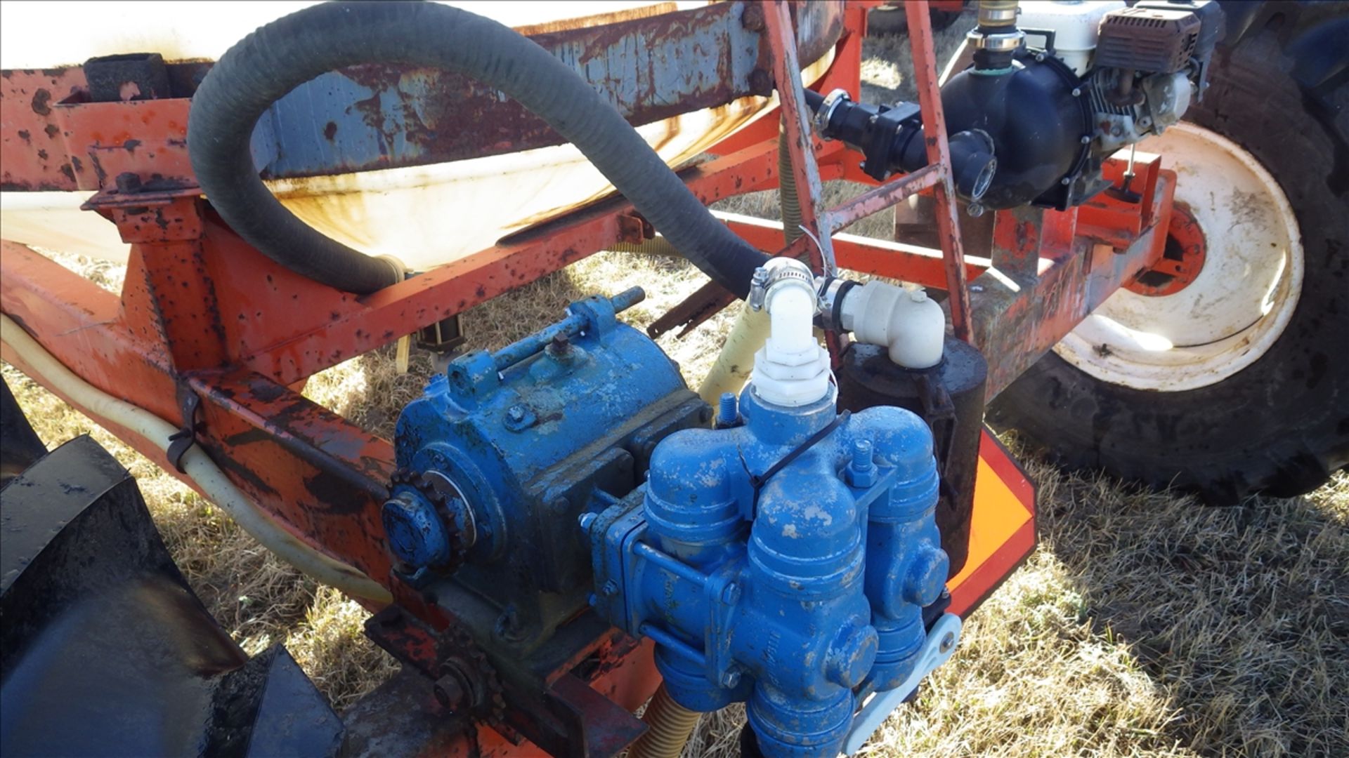 Bandwagon 1500 Liquid fertilizer cart with approx 1250 imp Gal tank 5.5 HP Honda GX 160 gas water - Image 6 of 9