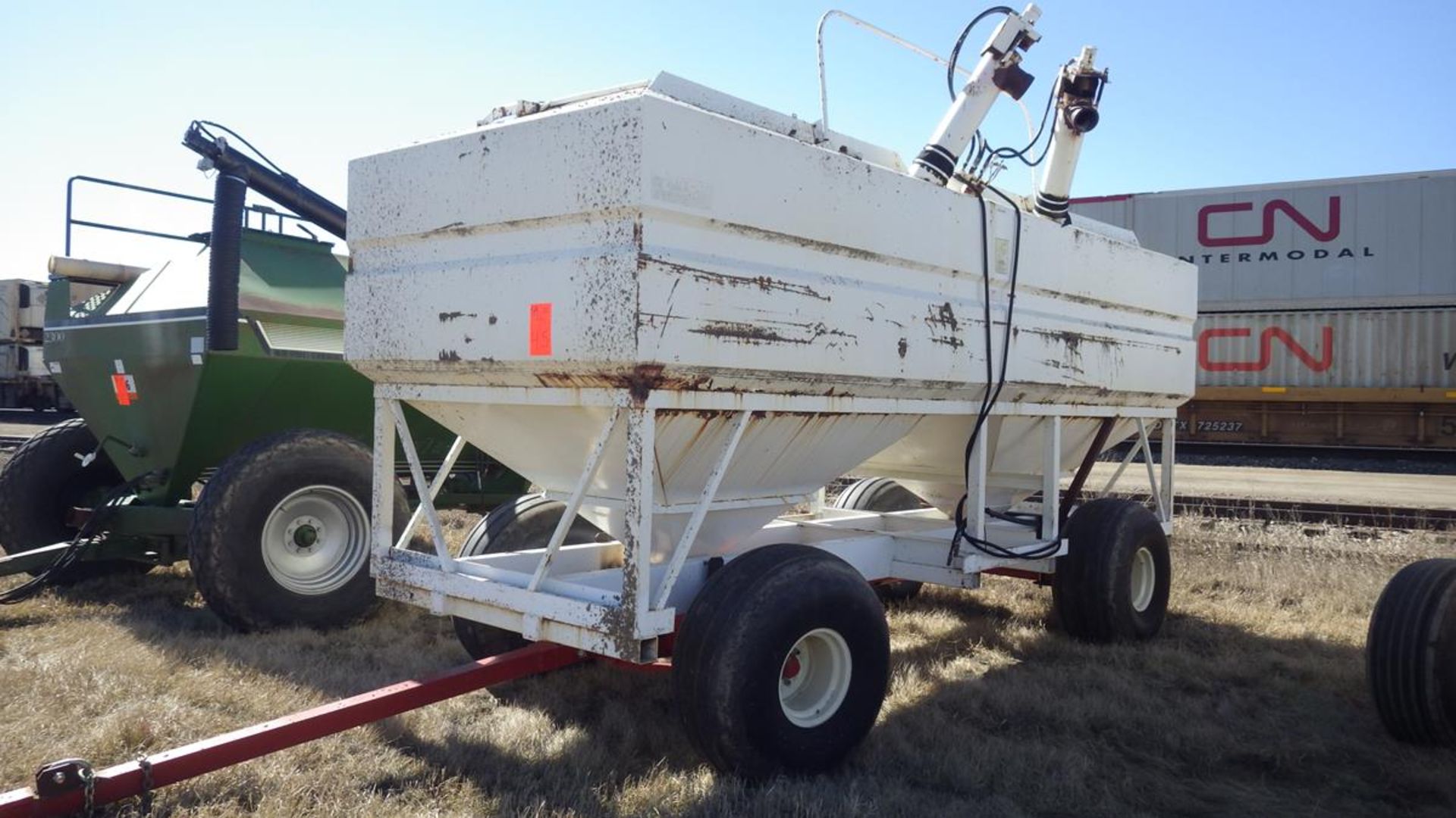 Double compartment grain tank on wagon chassis