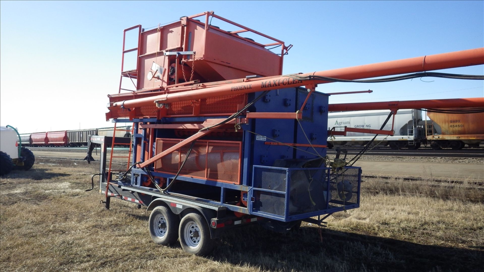 Phoenix Maxi - Clean self contained Grain cleaner with dual augers and 860 engine hours Vin# GC4A016 - Image 13 of 14