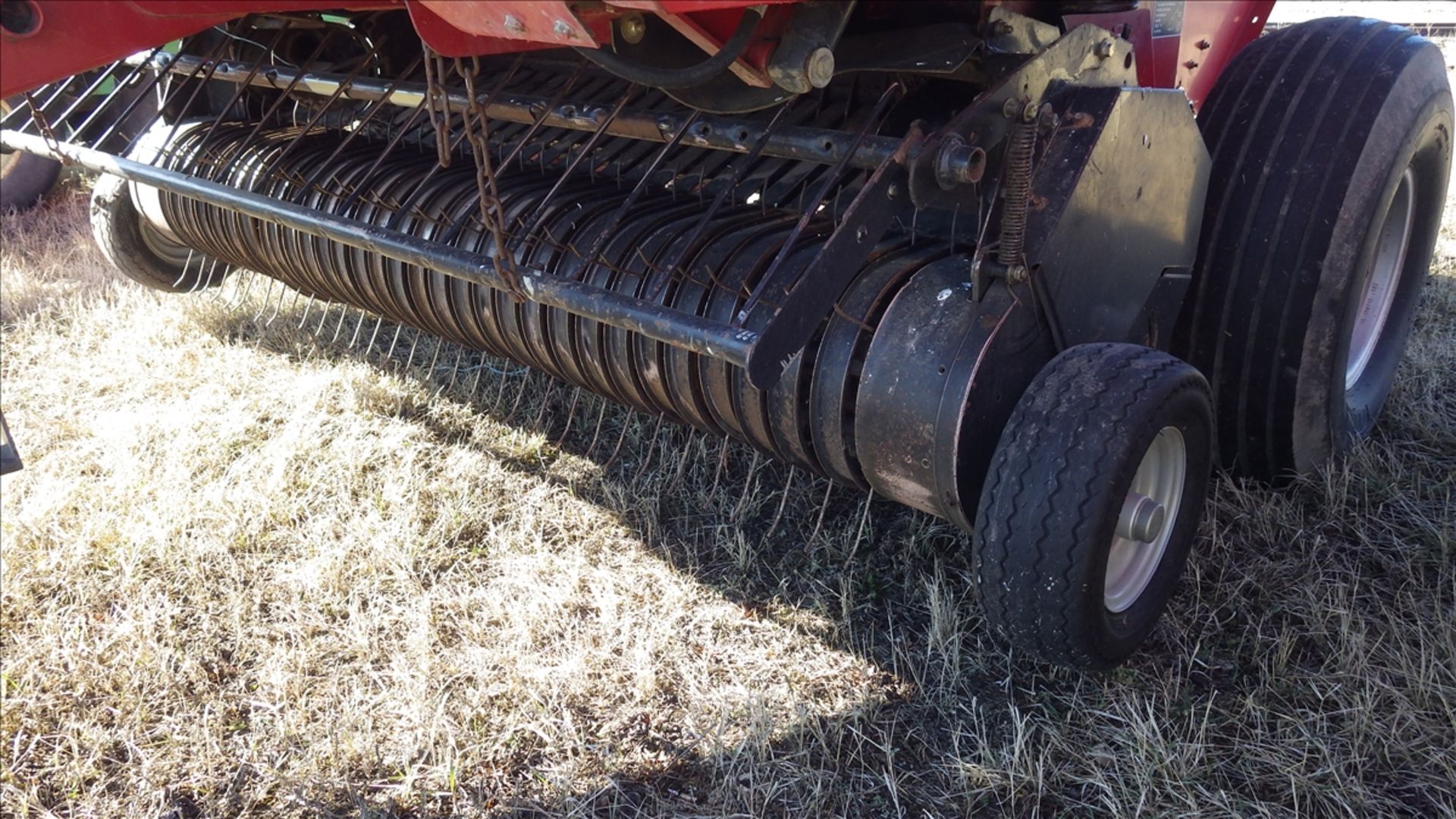 RBX 562 Case IH round Baler, twine wrap, Monitors included. Tire Size 14L - 15.1SL - Image 4 of 7