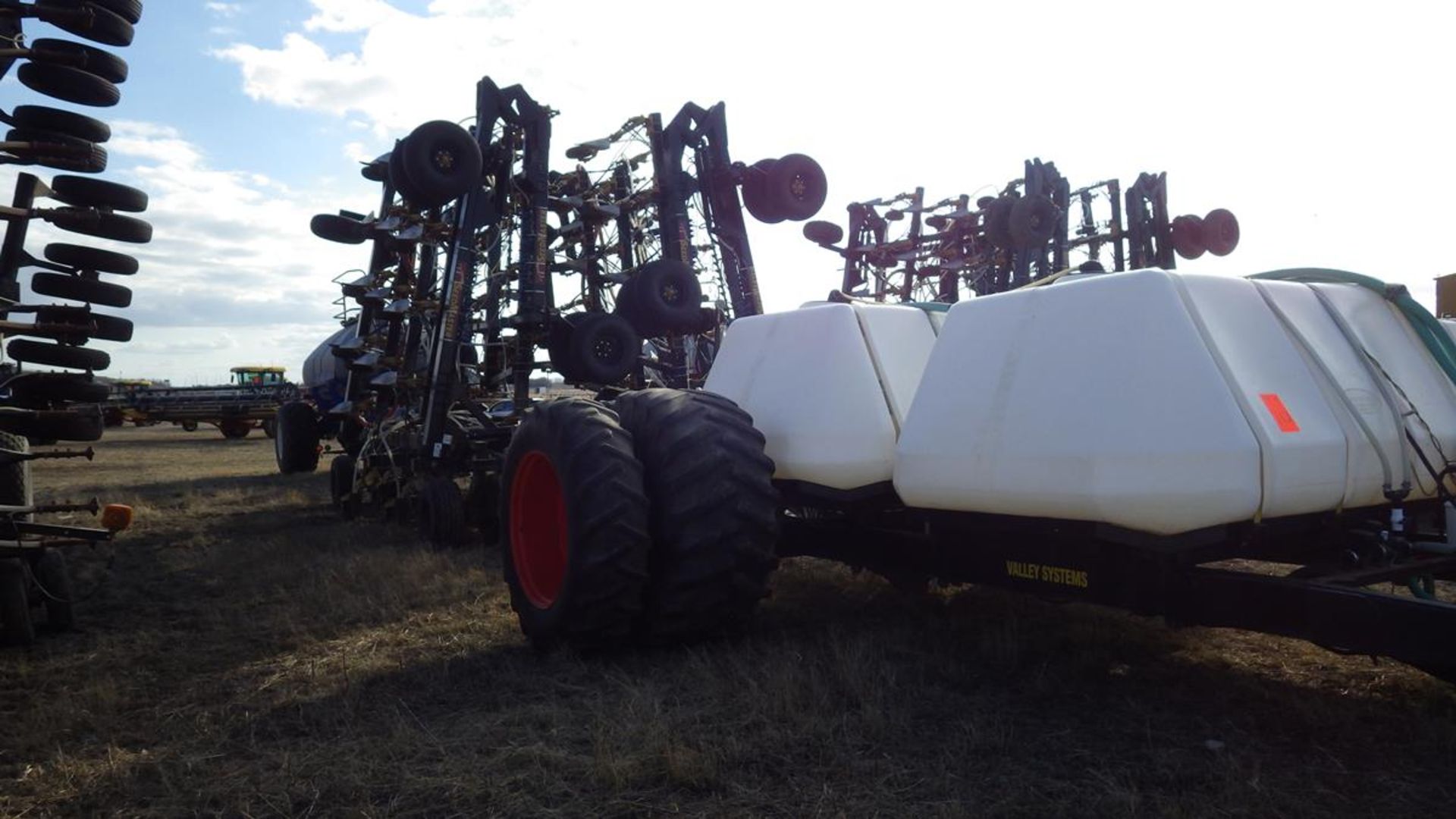 Valley Systems dual tank liquid cart. Dual wheels tires inside dual 30.5LR32 outside dual 18.4-38