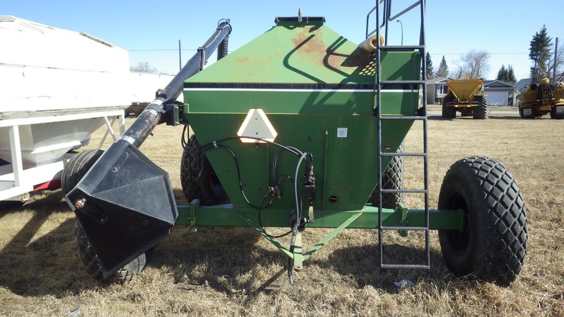 Concord 2300 grain cart with fill auger tire size 18.4 x 26 - Image 5 of 7