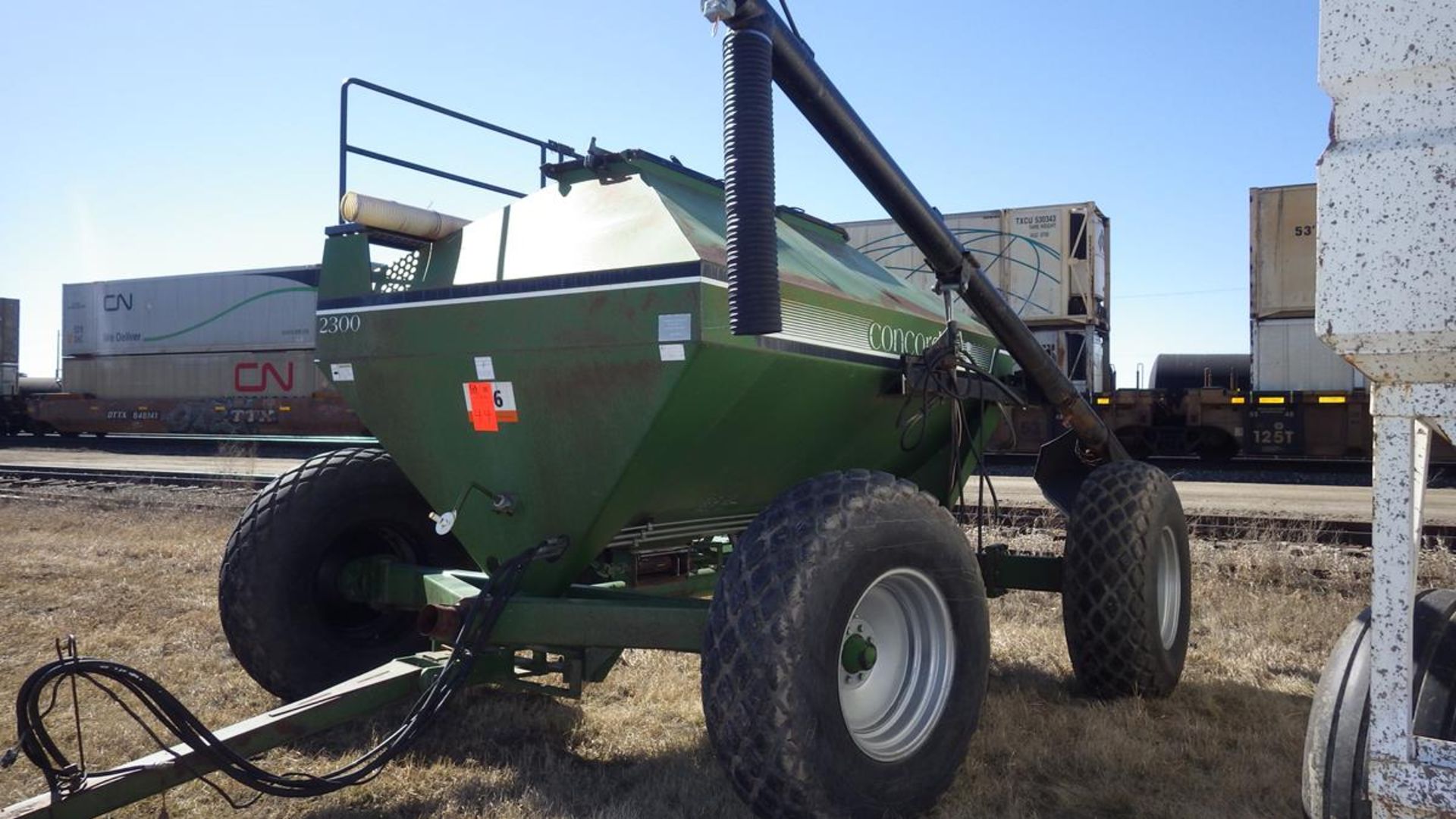 Concord 2300 grain cart with fill auger tire size 18.4 x 26 - Image 2 of 7