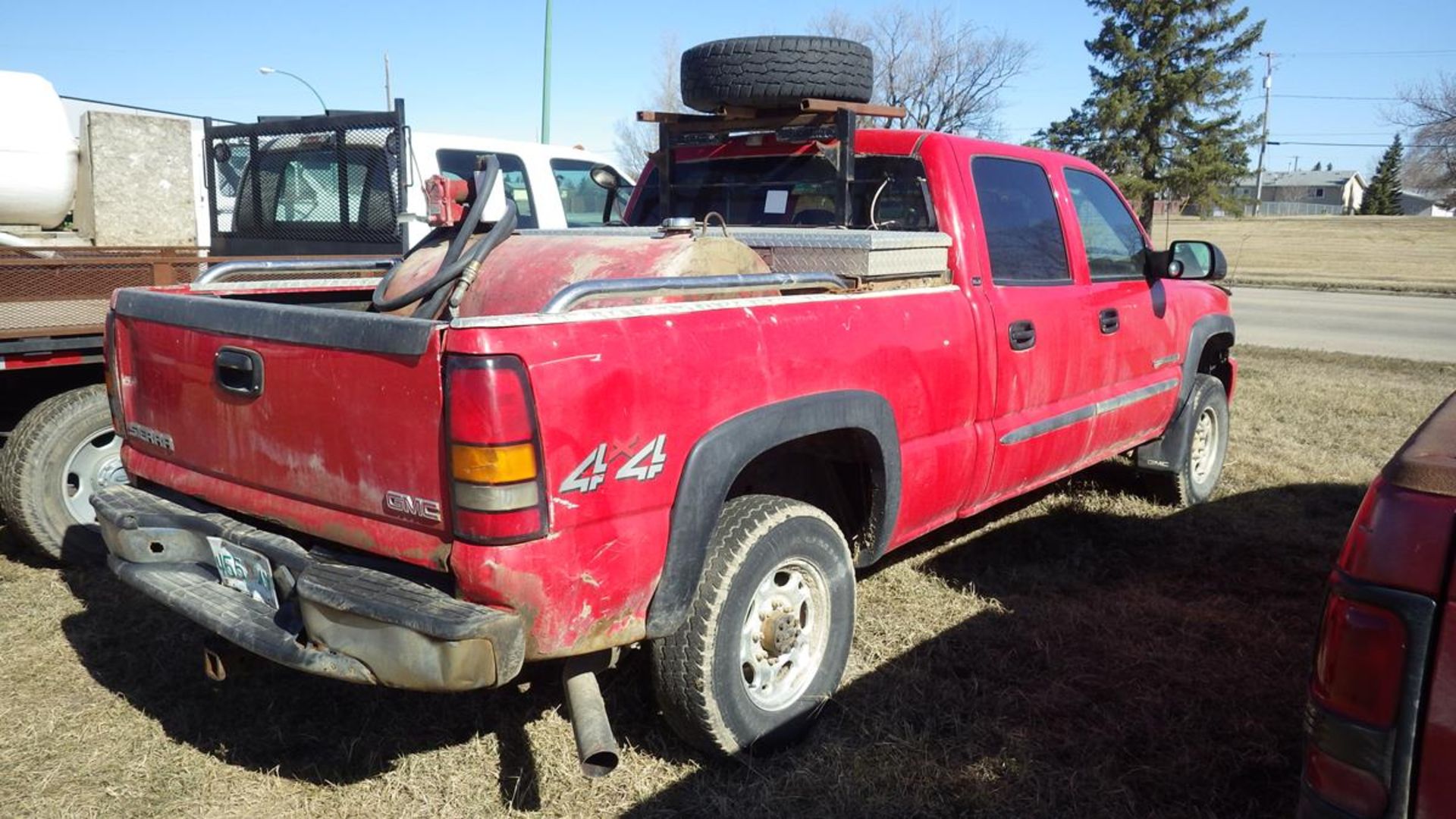 2005 GMC Sierra 2500 HD 6.0L Vortec V8 crew cab 4 x 4 Vin# 1GTHK23U75F874888 with Full power options - Image 9 of 17