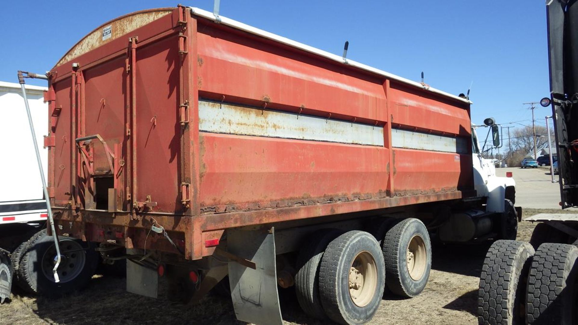 1990 Ford Diesel L9000 Cat Diesel engine tandem axle Grain Truck with approx 19ft x 8.6ft Box and - Image 6 of 20