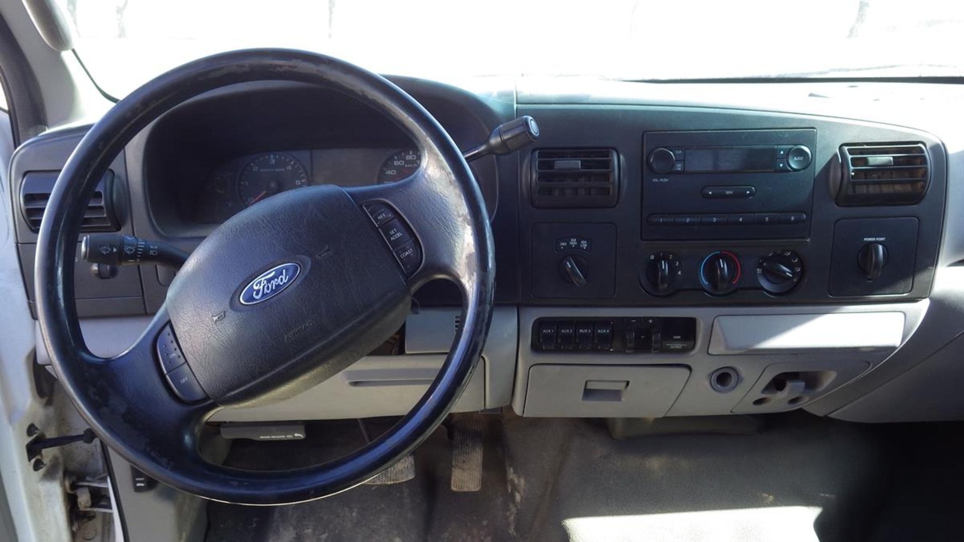 2007 Ford F350 5.4L V8 4 x 4 crew cab flat deck Vin# 1FDSW35527EA50792 showing 41,699 Kms with - Image 10 of 18