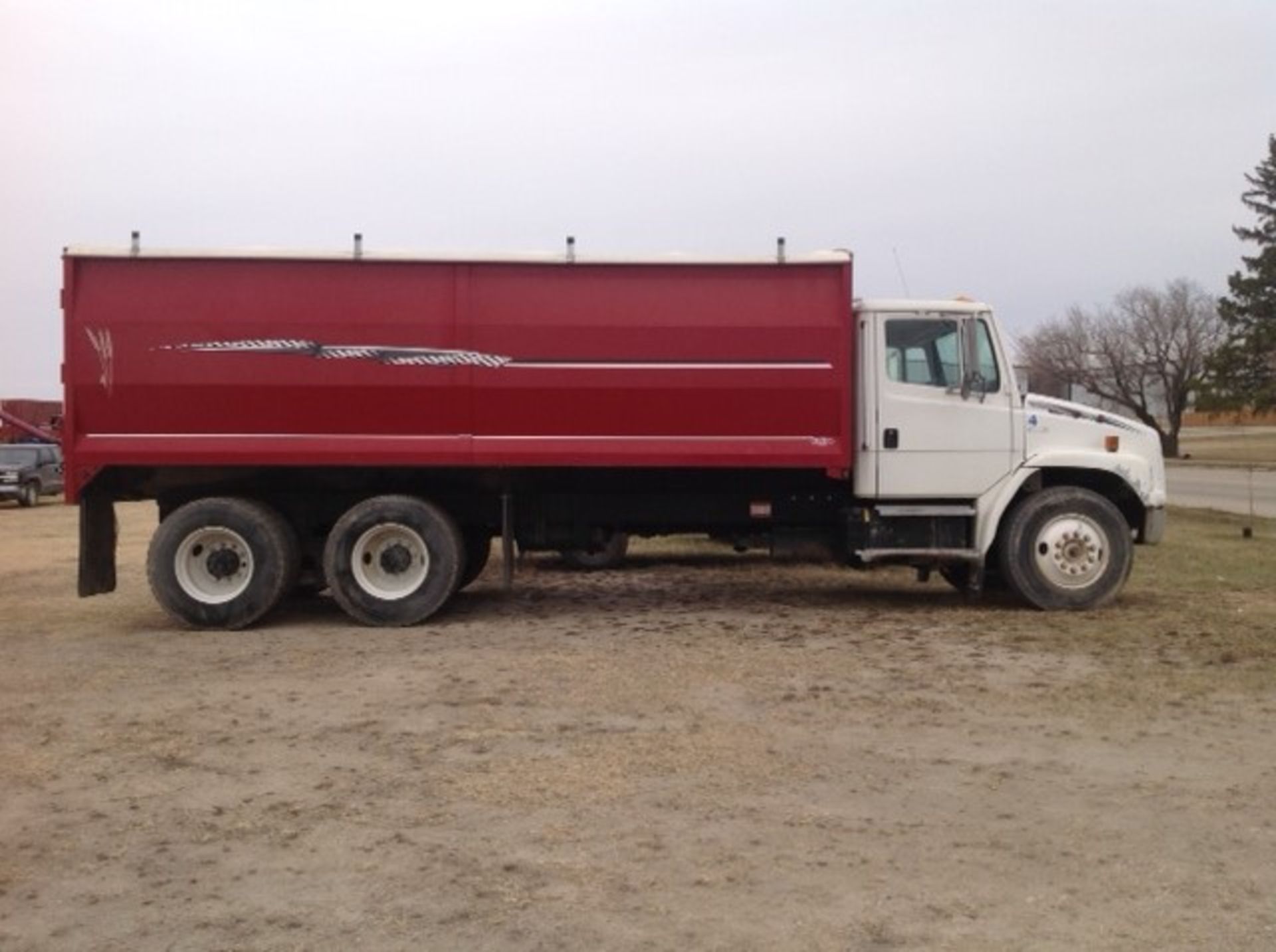 1996 Freightliner Grain truck with box and remote control hoist and end gate. Vin# 1FVX0LBBXTL710591 - Image 2 of 4