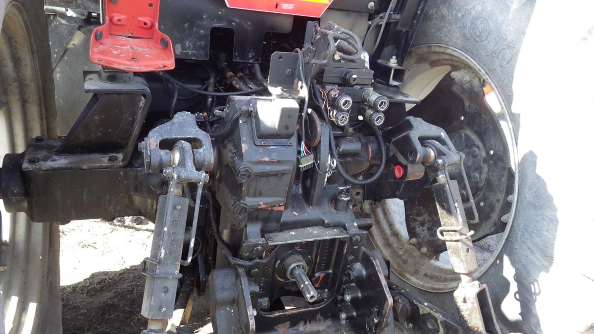 Case IH MX 100 FWA, Vin# JJA092159 showing 9864 hours, 3 Point hitch, dual hydraulics, radio, - Image 5 of 15