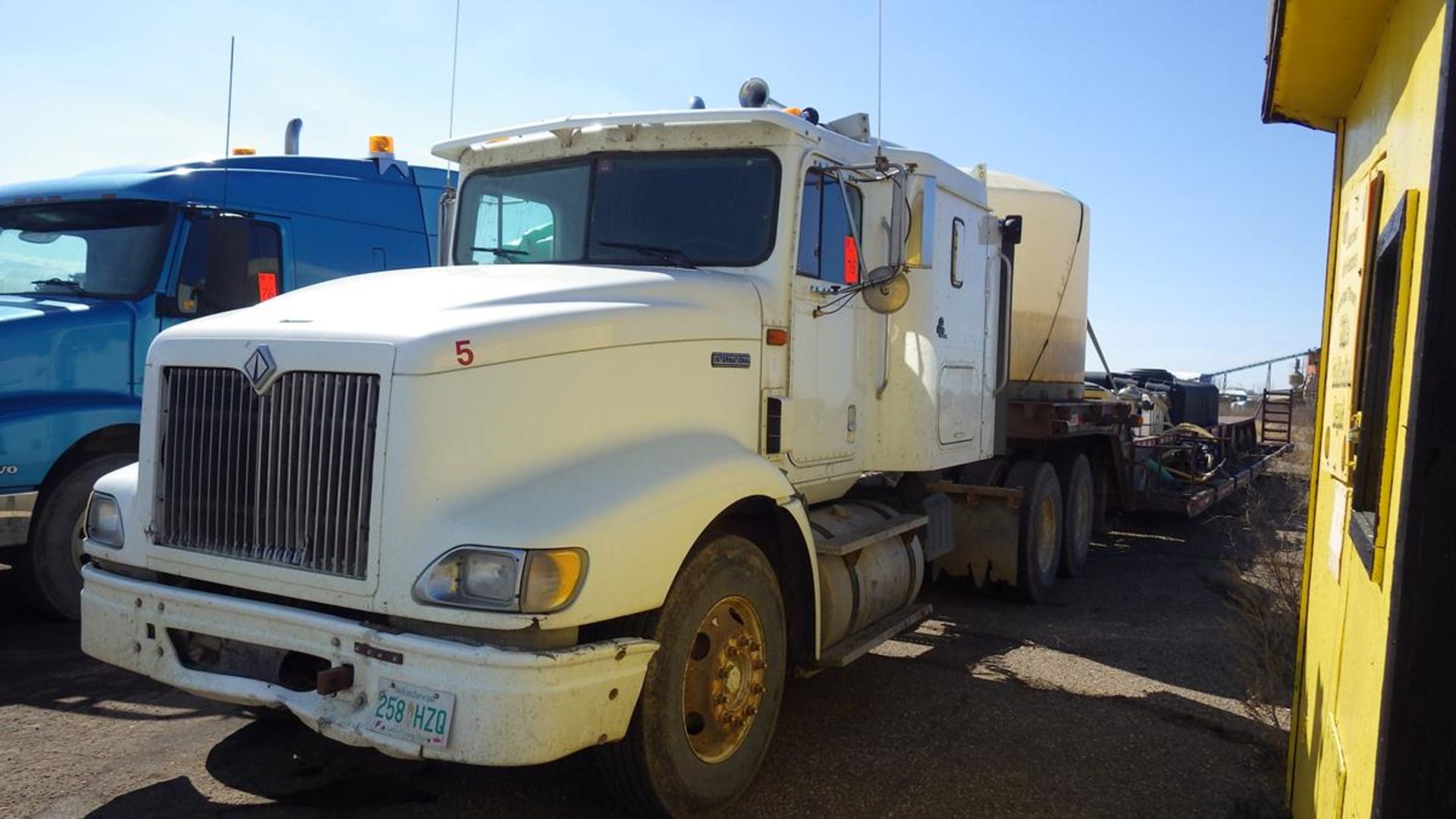 1999 International Model 9400 6X4 with N-14 Cummins Diesel Vin# 2HSFHAERXXC050916 showing 957,424