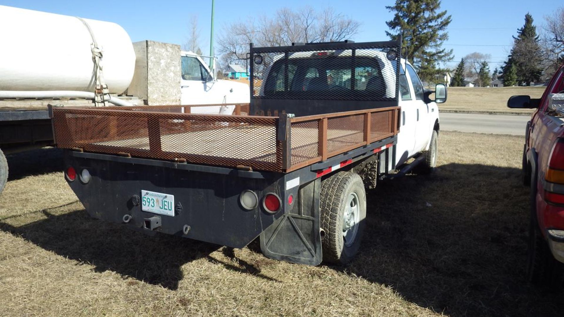 2007 Ford F350 5.4L V8 4 x 4 crew cab flat deck Vin# 1FDSW35527EA50792 showing 41,699 Kms with - Image 4 of 18