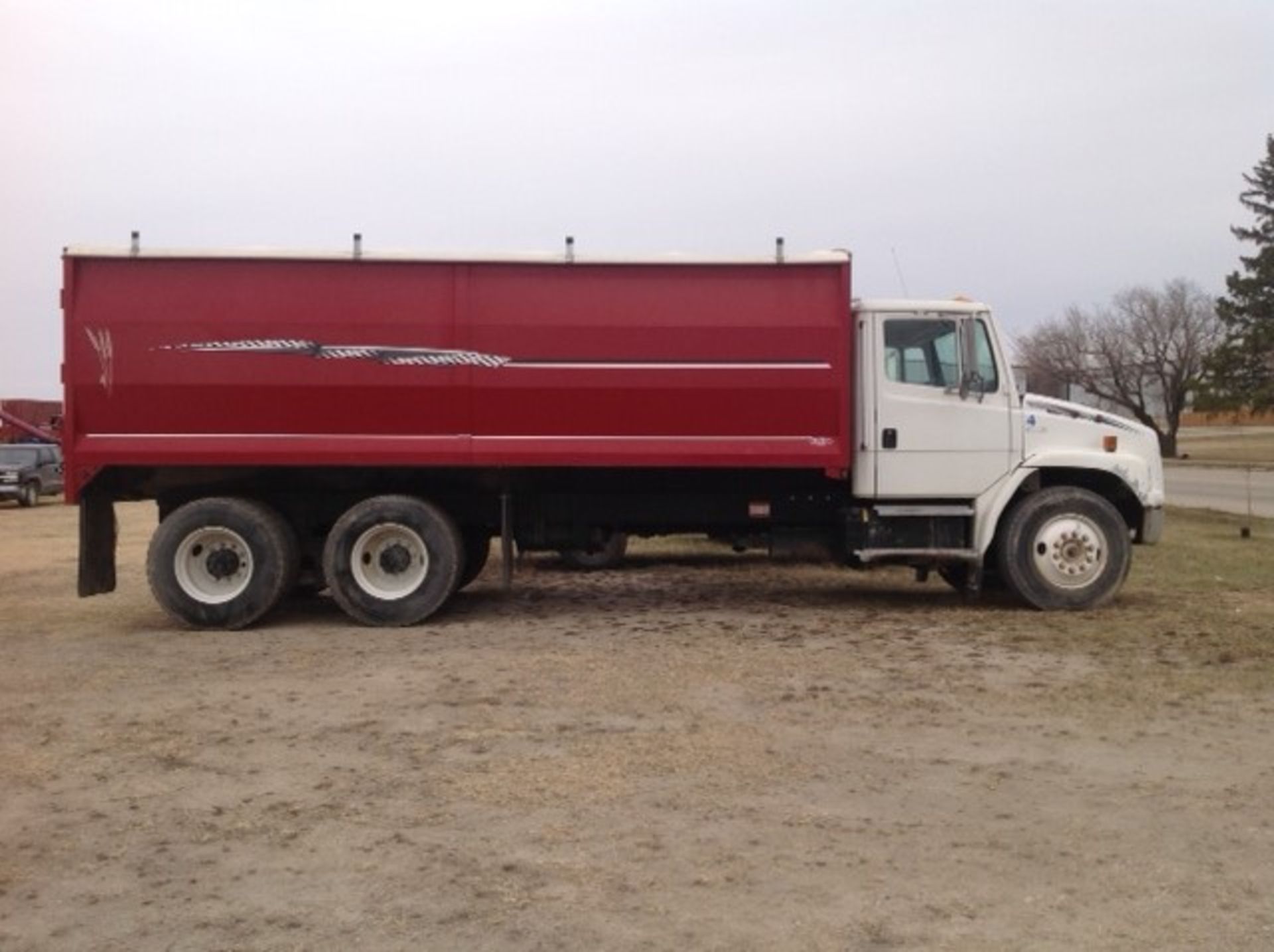 1996 Freightliner Grain truck with box and remote control hoist and end gate. Vin# 1FVX0LBBXTL710591 - Image 4 of 4