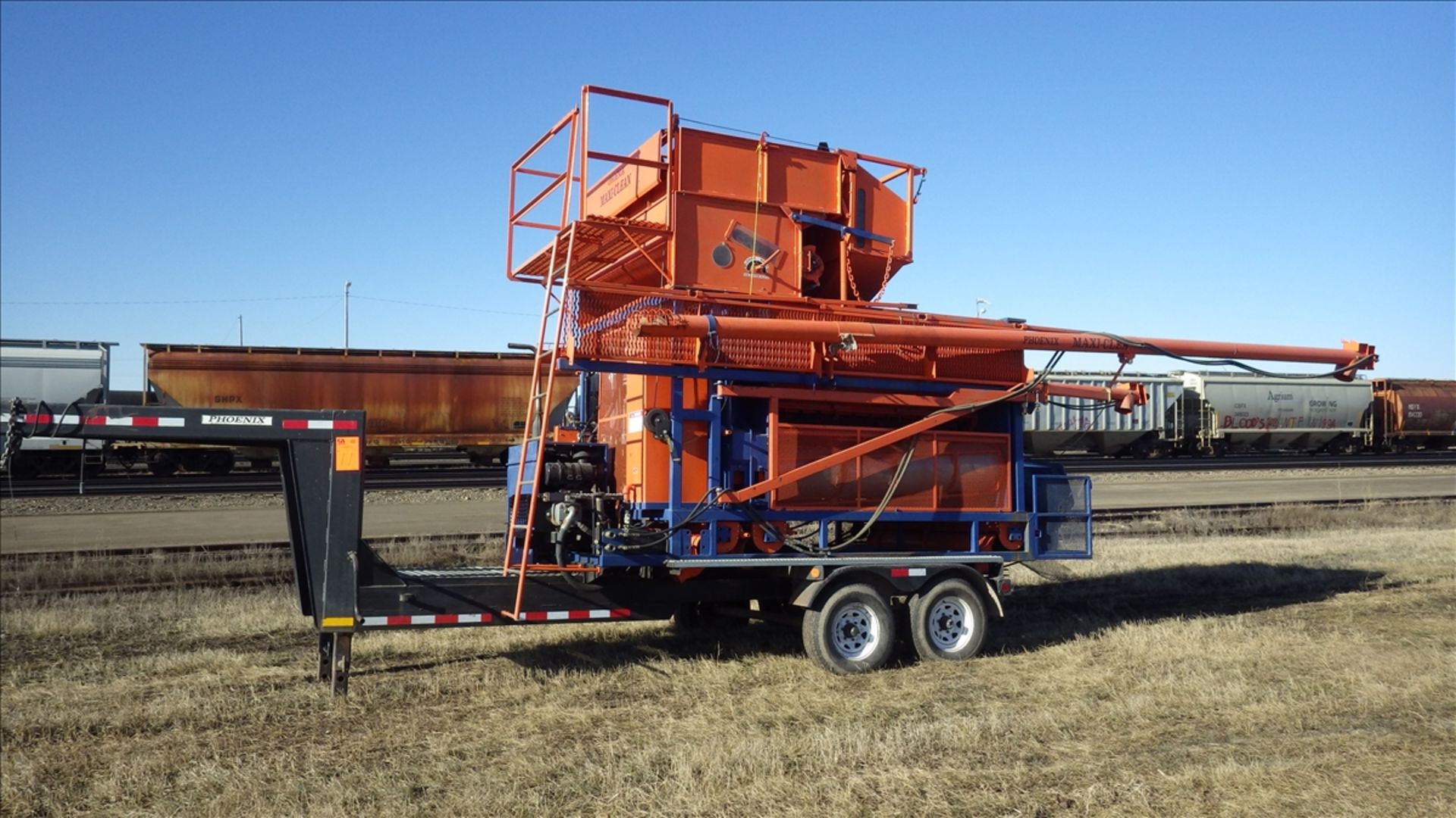 Phoenix Maxi - Clean self contained Grain cleaner with dual augers and 860 engine hours Vin# GC4A016