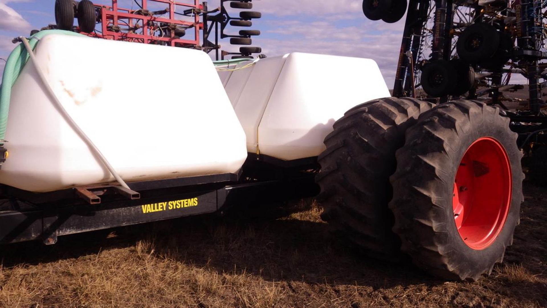 Valley Systems dual tank liquid cart. Dual wheels tires inside dual 30.5LR32 outside dual 18.4-38 - Image 3 of 15