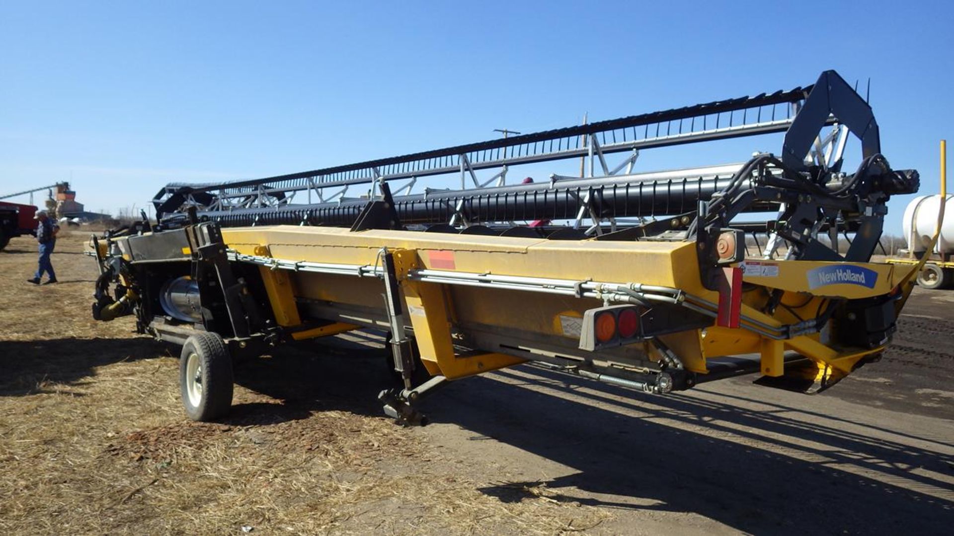 New Holland Combine Draper header with Pea auger, pickup reel. Model 94C Vin# 36GB081197 Approx 36'. - Image 8 of 10