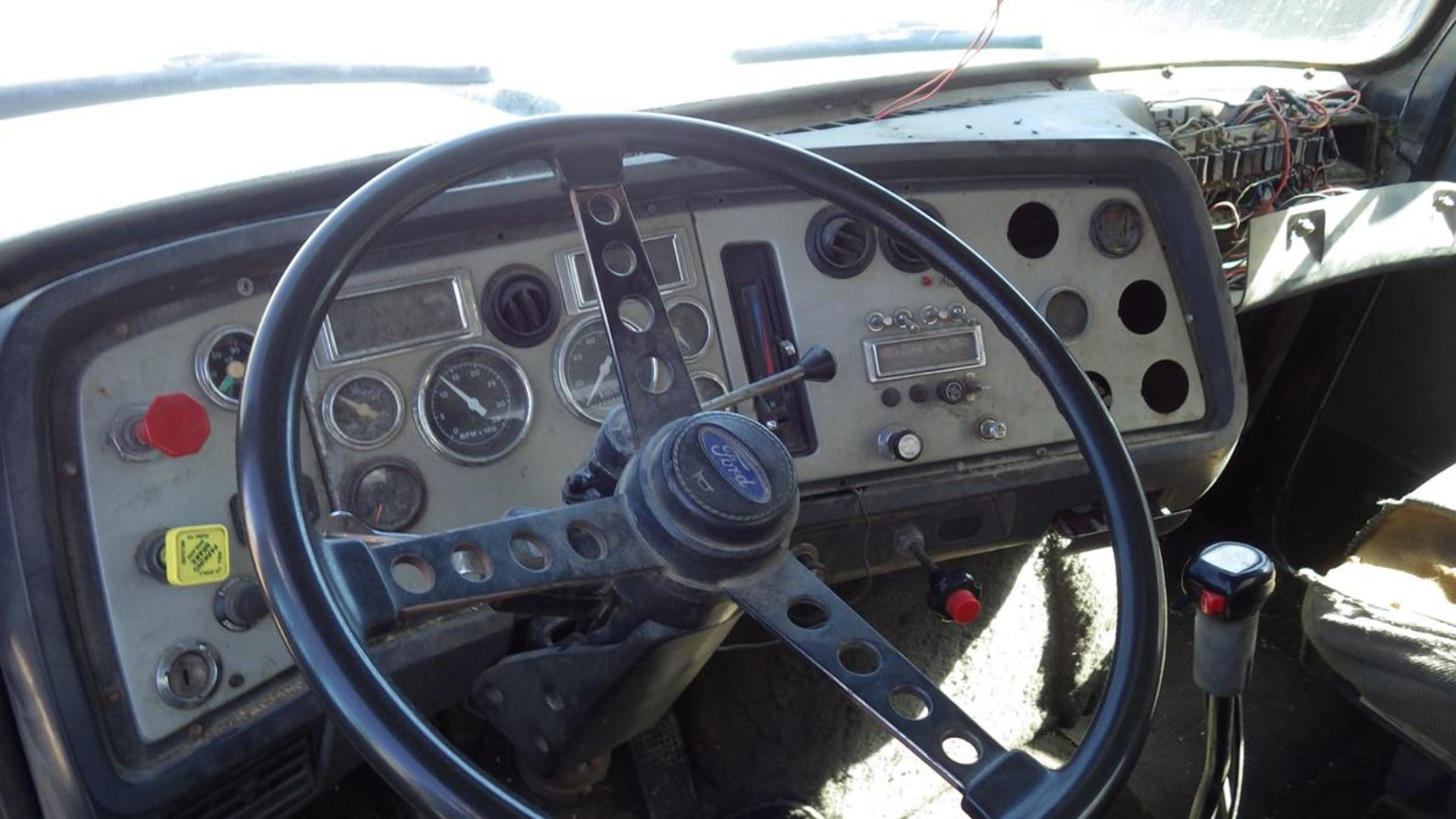 1990 Ford Diesel L9000 Cat Diesel engine tandem axle Grain Truck with approx 19ft x 8.6ft Box and - Image 11 of 20