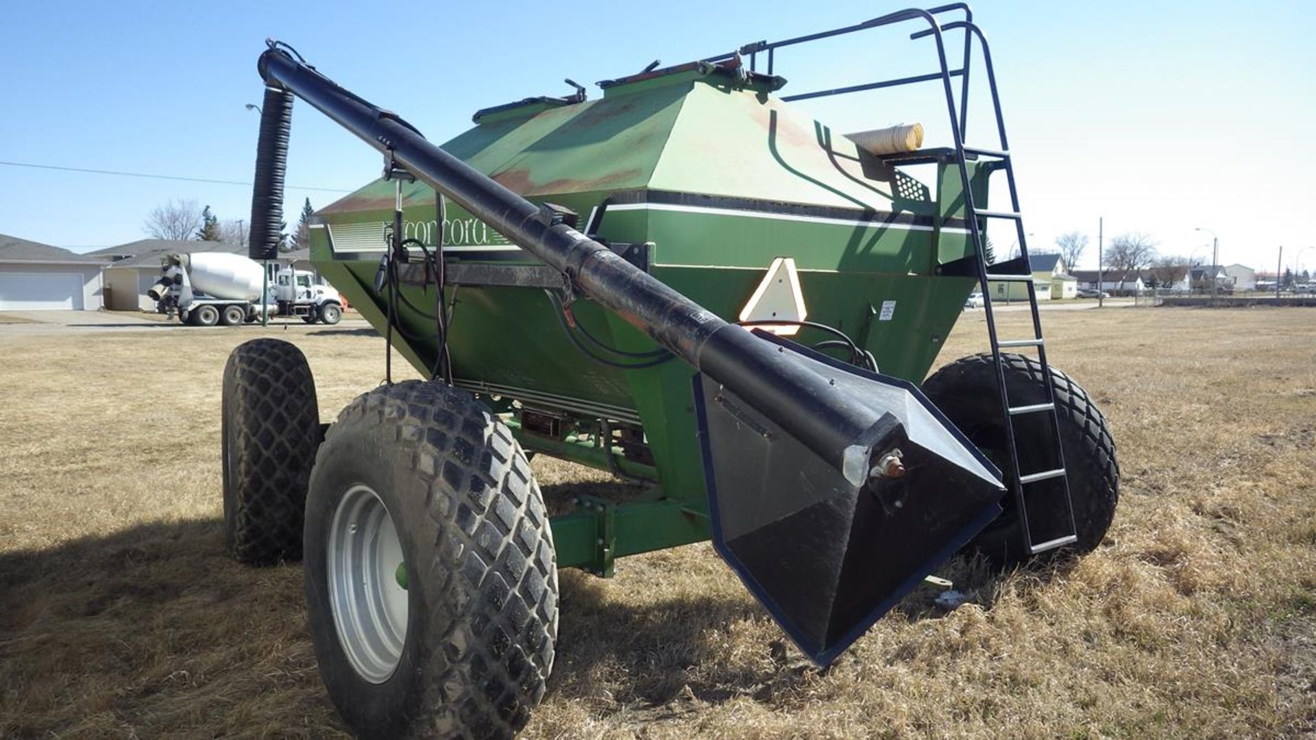 Concord 2300 grain cart with fill auger tire size 18.4 x 26 - Image 4 of 7