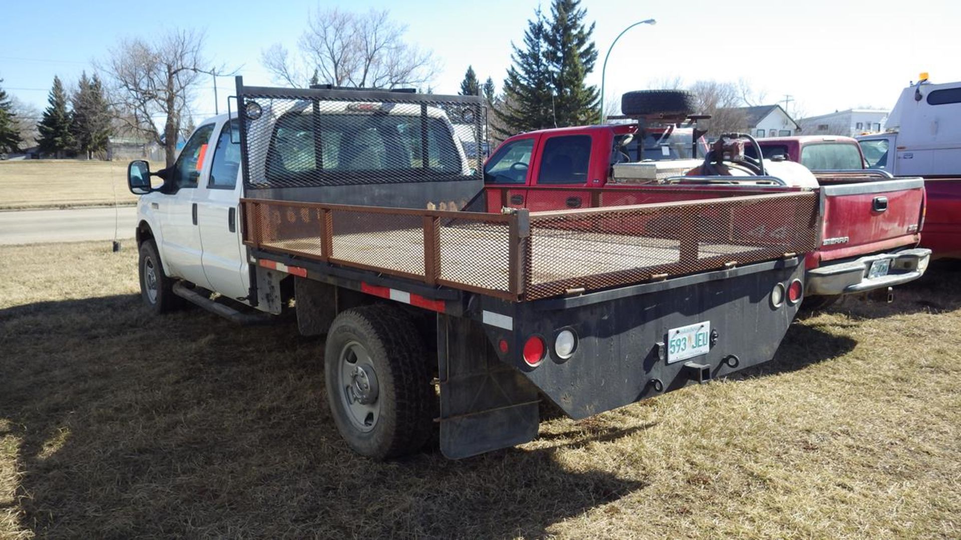 2007 Ford F350 5.4L V8 4 x 4 crew cab flat deck Vin# 1FDSW35527EA50792 showing 41,699 Kms with - Image 3 of 18