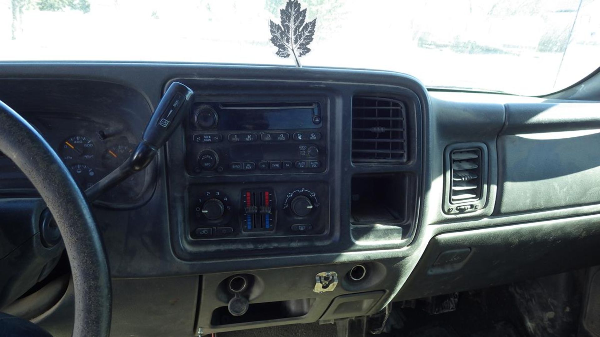 2005 Chev Silverado 2500HD crew cab 4 x 4 auto with 6.6L Duramax Diesel. Vin# 1GCHK23225F960382 - Image 12 of 19