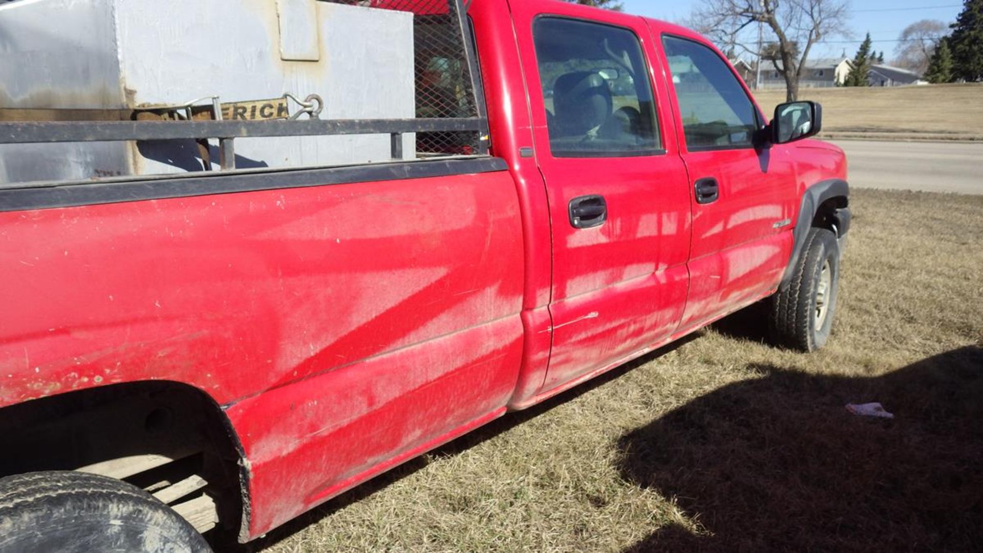 2004 Chev 3500 6.0L vortec V8 4 x 4 crew cab Vin# 1GBHK33G14F236199 showing 171,759 Kms and 4717.7 - Image 8 of 19