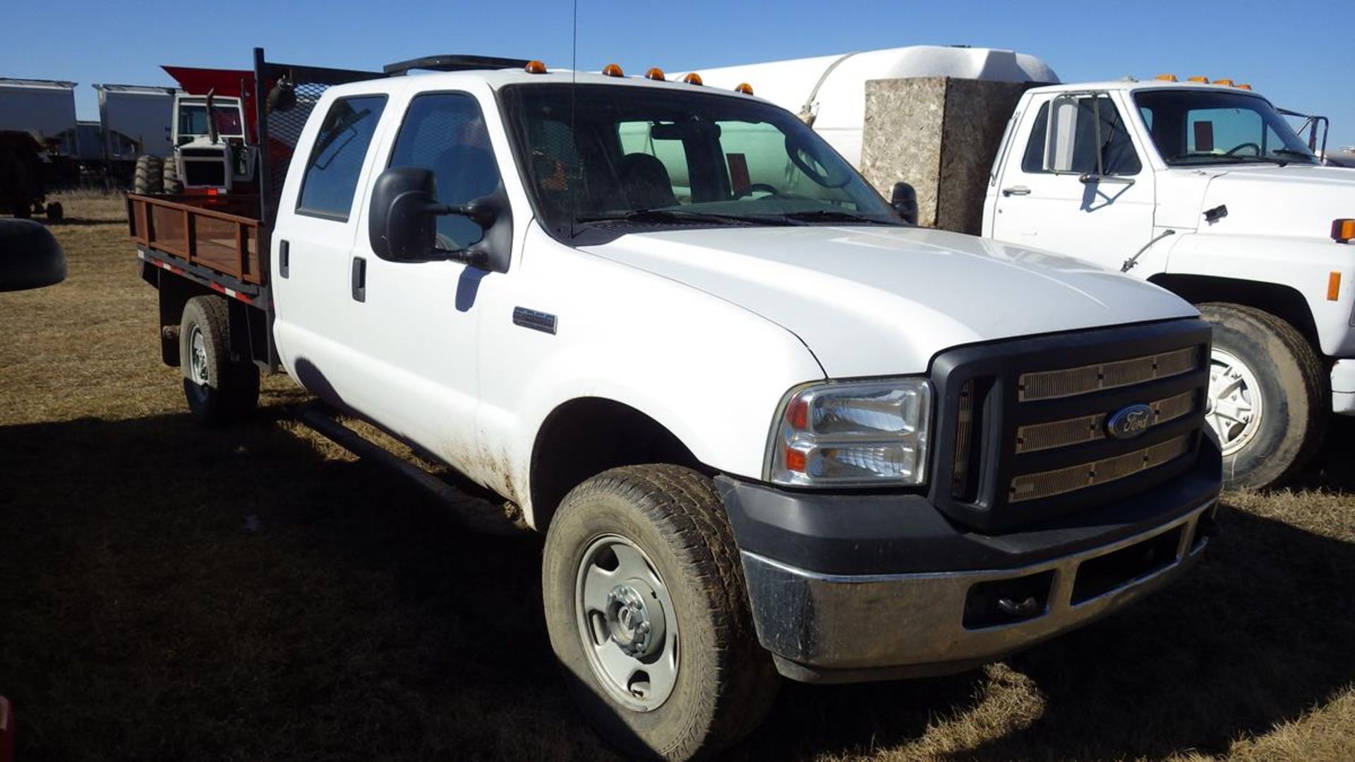 2007 Ford F350 5.4L V8 4 x 4 crew cab flat deck Vin# 1FDSW35527EA50792 showing 41,699 Kms with - Image 7 of 18